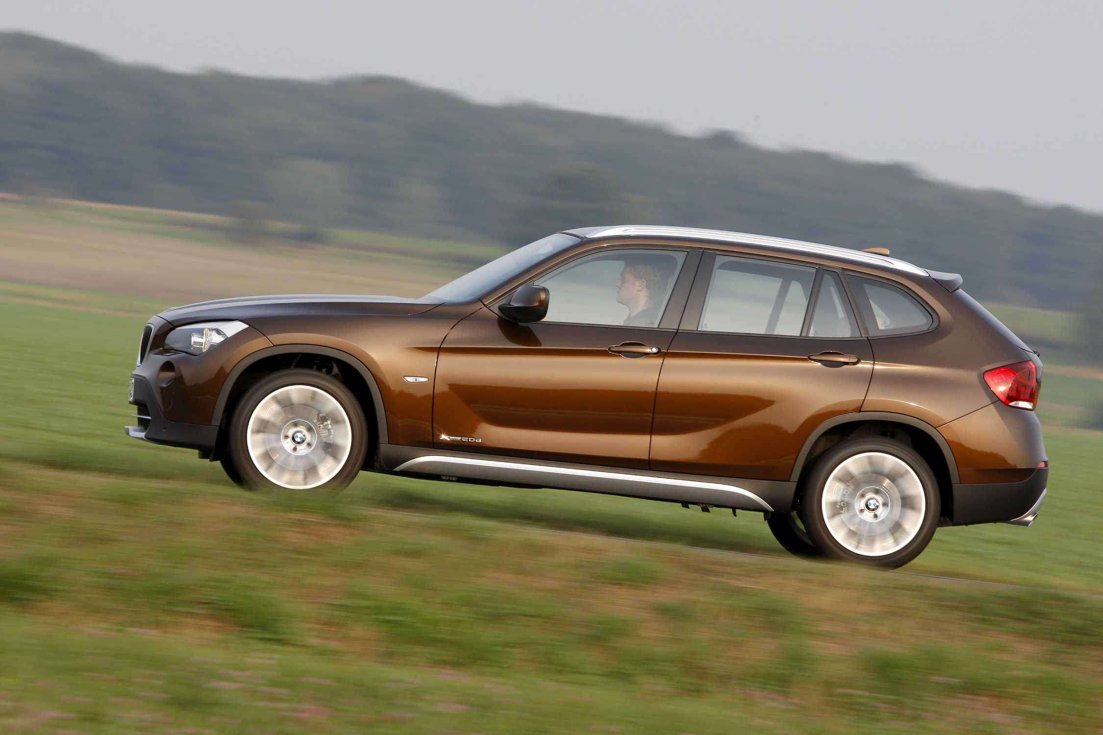 Коричневая машина. BMW x1 Brown. БМВ x1 цвет Маракеш. Марракеш Браун БМВ. BMW x1 коричневый.