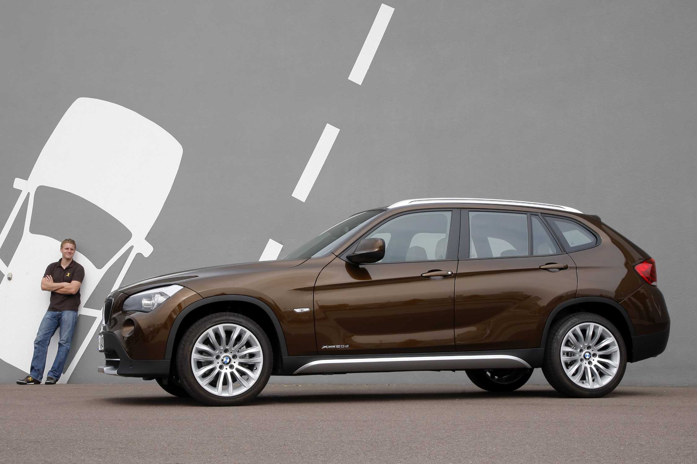 Коричневая машина. БМВ X 1 В коричневом цвете. BMW x1 шоколадный цвет. BMW x1 коричневый цвет. Машины BMW x1 коричневая.