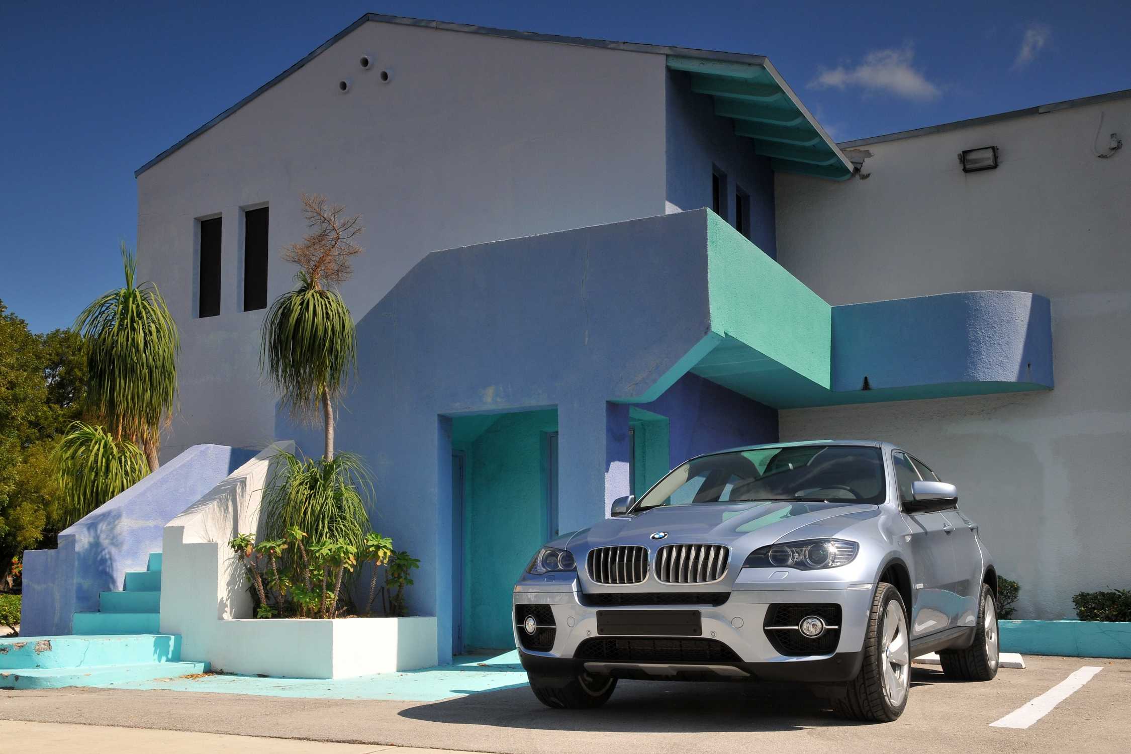 BMW x6. БМВ х6 и дом. БМВ х8 крыша. БМВ х6 голубая.