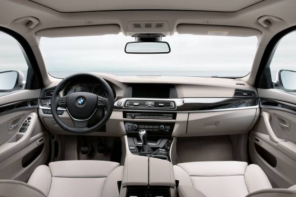 BMW France - Nouvelle BMW Série 5 Touring avec lunette arrière à