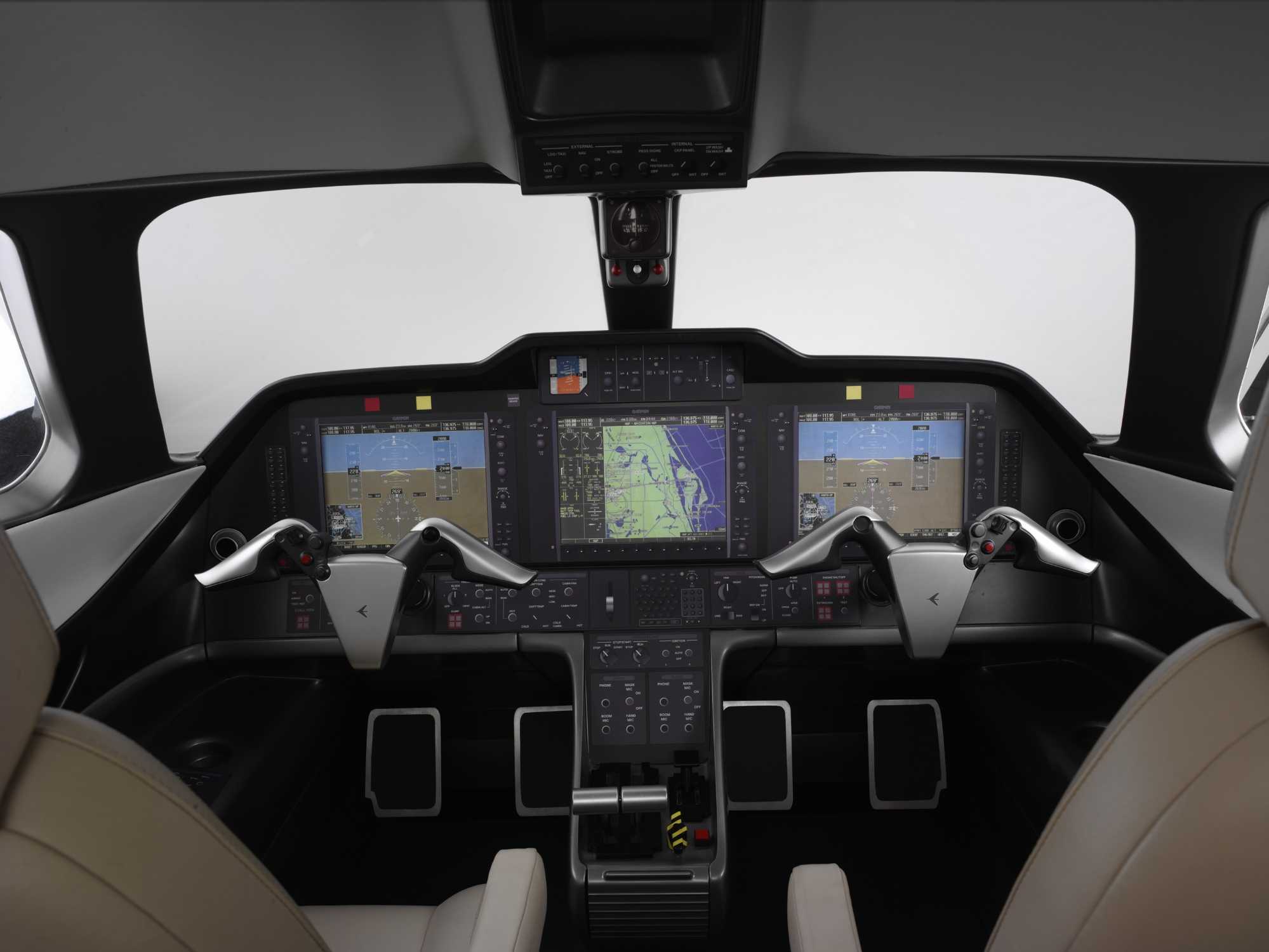 Unparalled Space Layout Cockpit Of The Phenom 100 04 2010