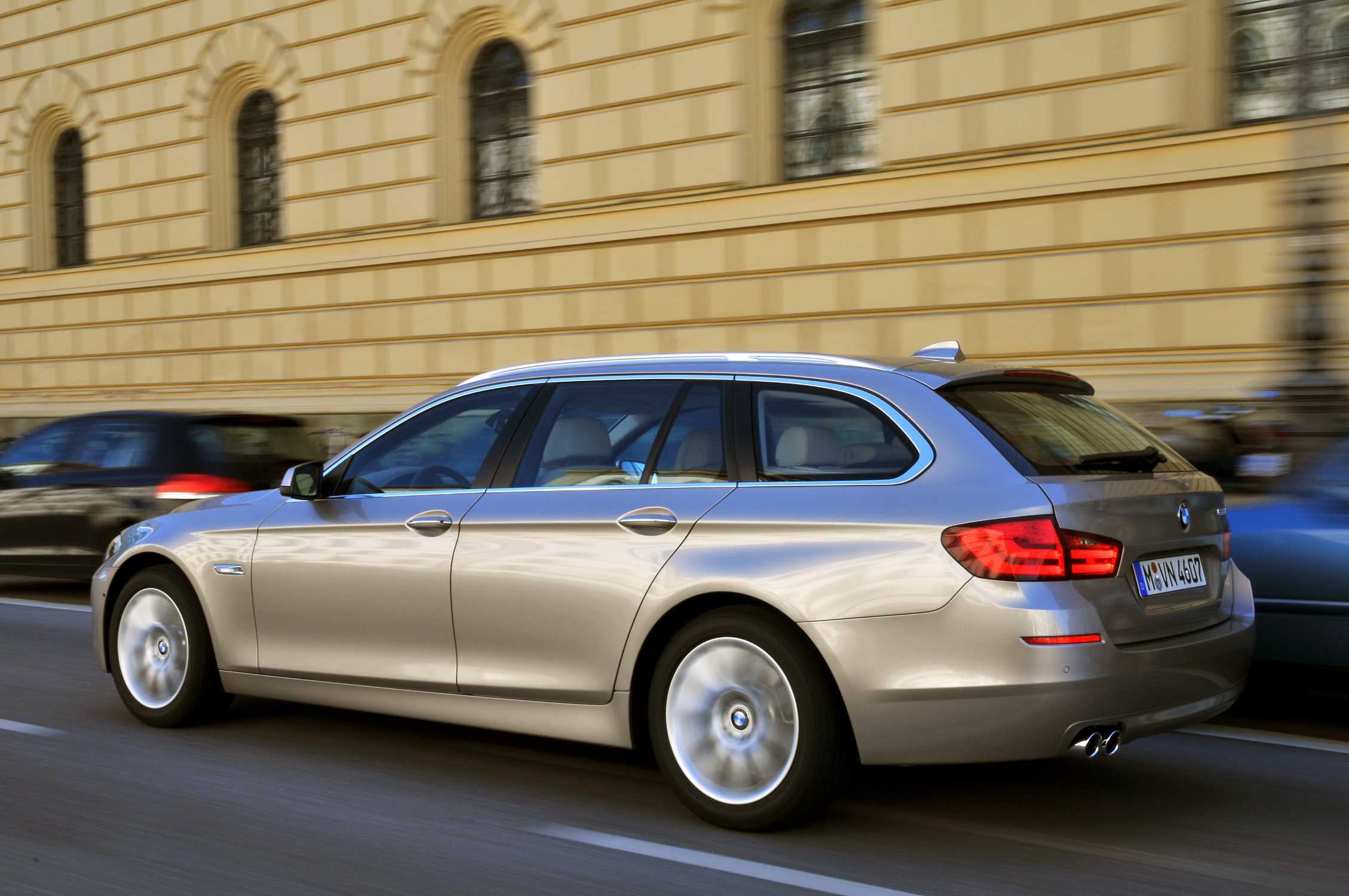 Бмв универсал. BMW 5 универсал. BMW 5 Touring 2011. BMW 5er универсал. БМВ 5 универсал 2012.