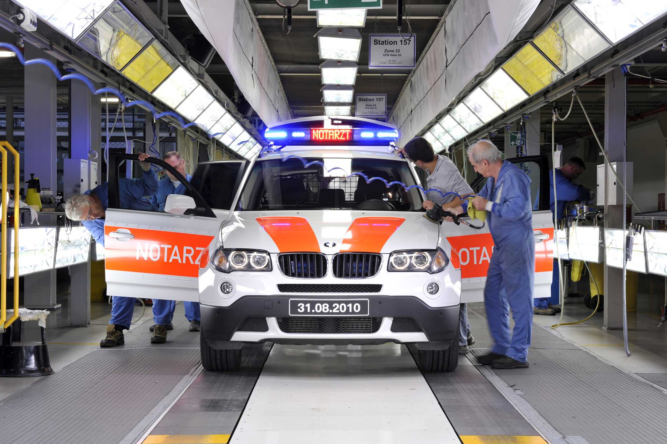 The second last first generation BMW X3 rolls off the production line in Graz.(09/2010)
