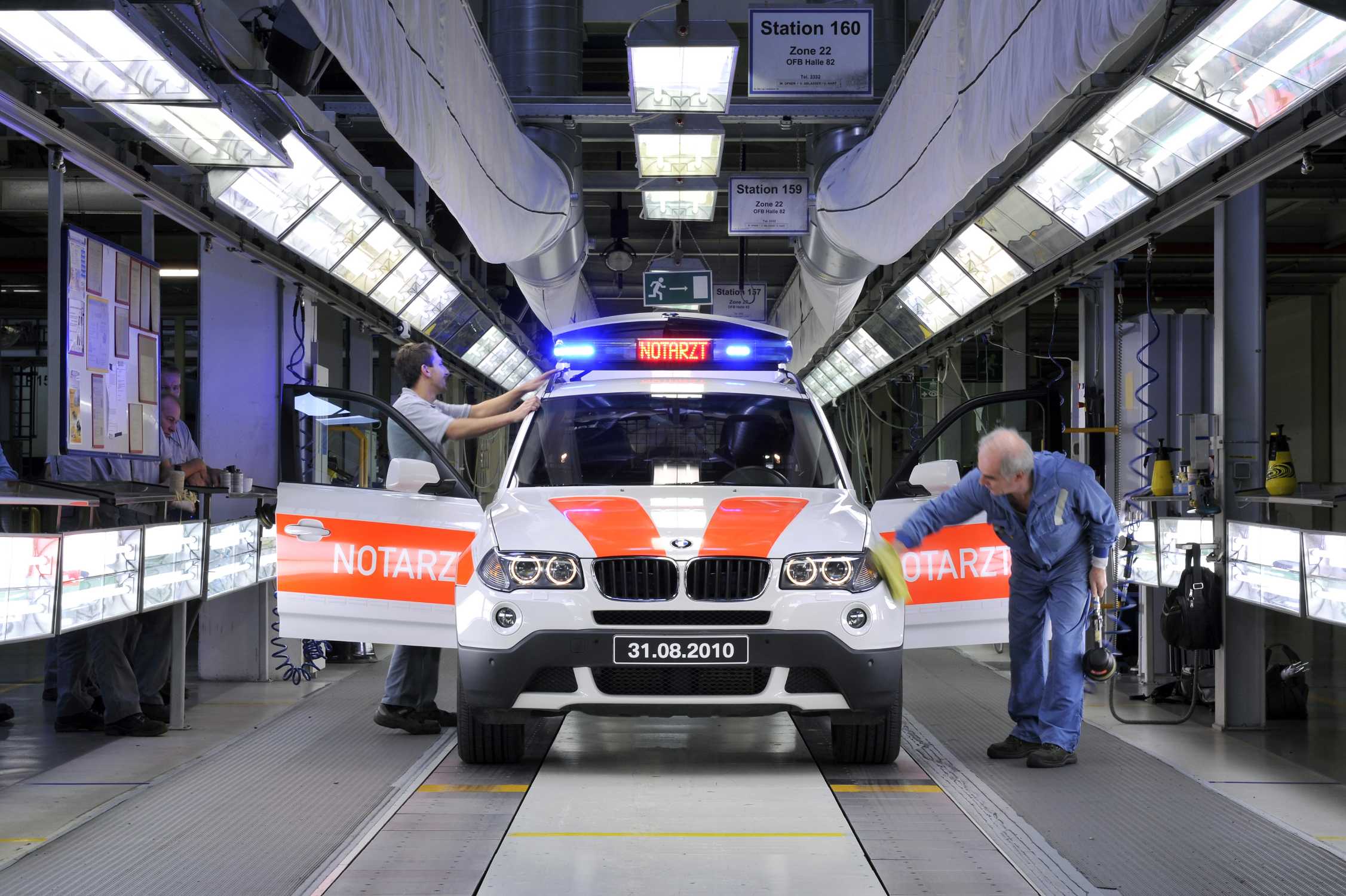 The second last first generation BMW X3 rolls off the production line in Graz. (09/2010)