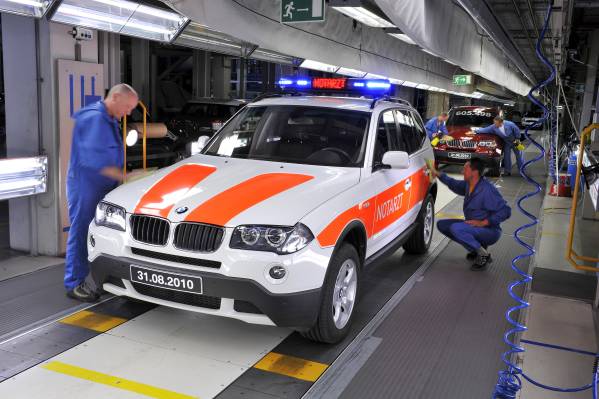 The last first generation BMW X3 rolls off the production line in Graz.  (09/2010)