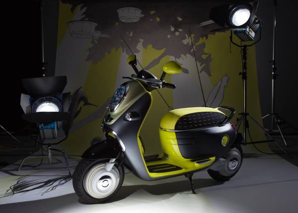  MINI toma una nueva dirección... sobre dos ruedas.  Agyness Deyn presenta MINI Scooter E Concept en Londres para estreno mundial.