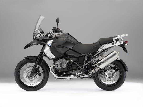  Negro a la potencia de tres.  BMW Motorrad presenta el modelo especial BMW R 1200 GS Triple Black.
