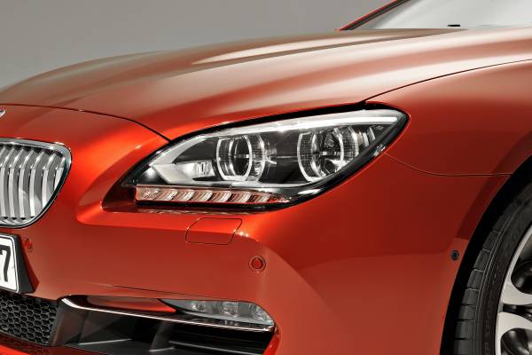BMW Innovationen beim Fahrzeug-Licht. „Dynamic Light Spot“ zum aktiven  Anleuchten von Personen, „Blendfreier Fernlichtassistent“ und Voll-LED- Scheinwerfer bringen noch mehr Sicherheit bei Nacht.