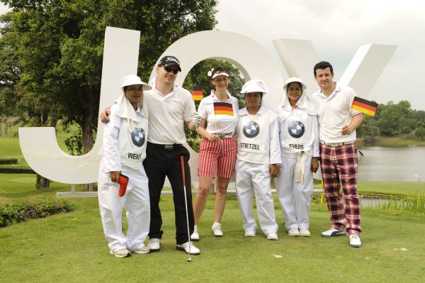  BMW Golf Cup International World Final: Malasia defiende el título en la competencia nacional.  El victorioso capitán de la Ryder Cup, Colin Montgomerie, entrega trofeos en Phuket.