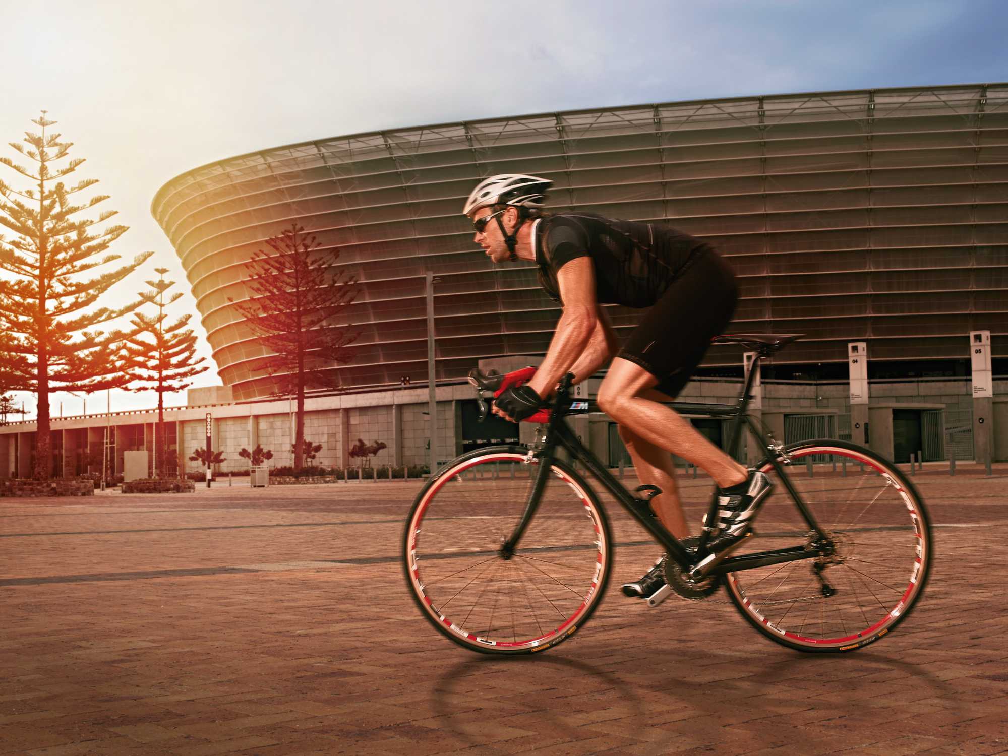 Вело человек. BMW M Bike Carbon Racer. Велосипед БМВ шоссер. Человек на велосипеде. Велосипедист на велосипеде.