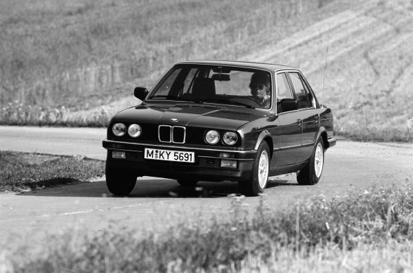 Die Motoren der BMW 3er Limousine: faszinierende Antriebstechnik über fünf  Fahrzeug-Generationen. BMW 3er Reihe hat 1975 als sportliche Mittelklasse  eine neue Fahrzeug-Gattung begründet. Innovative Motoren machen sie zum  Vorreiter für neue Technik.