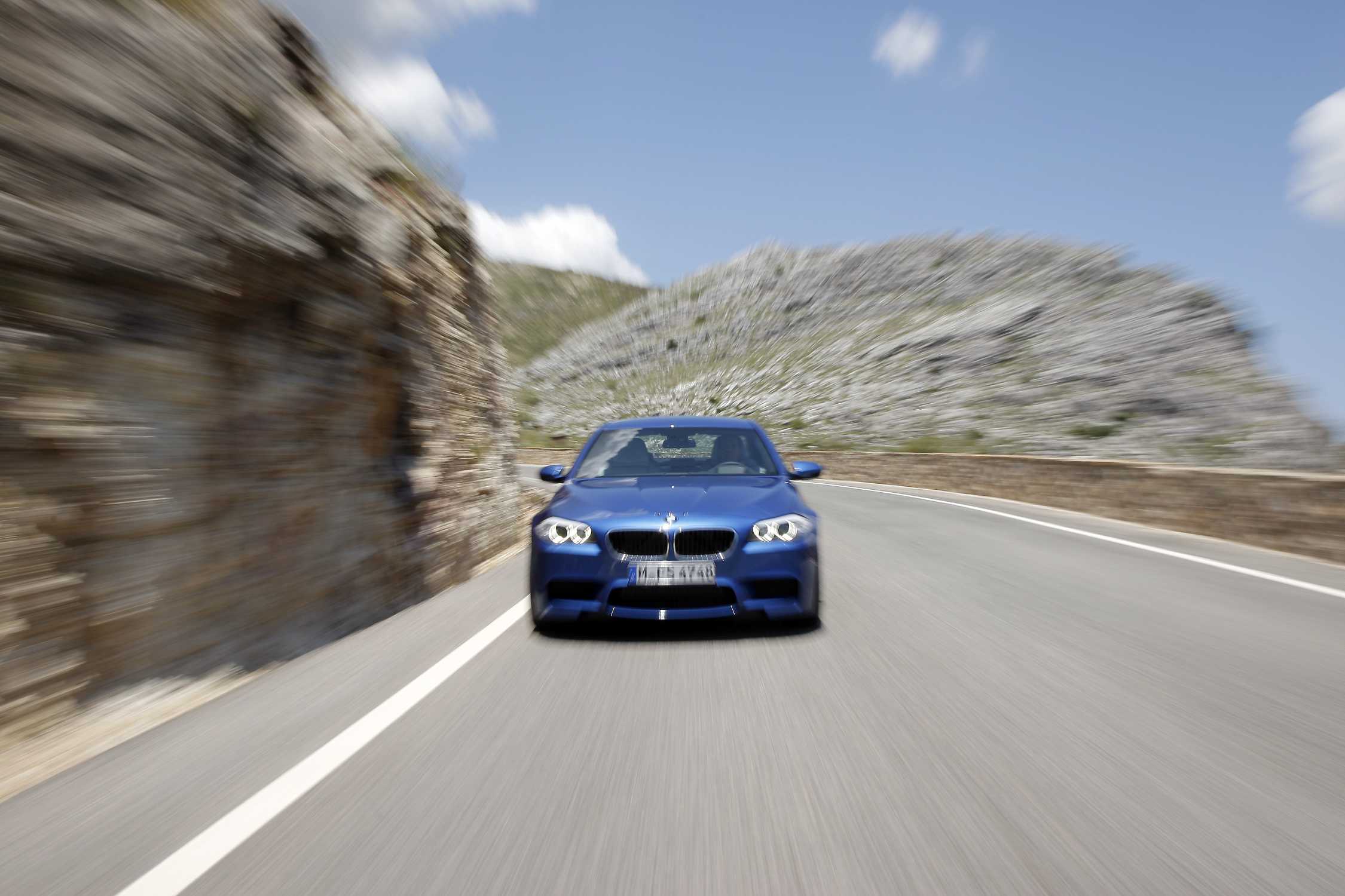 Автомобиль едет по дороге проезжая 20. BMW m5 Evolution. BMW m5 2012. Эволюция BMW m5. BMW m5 скорость.