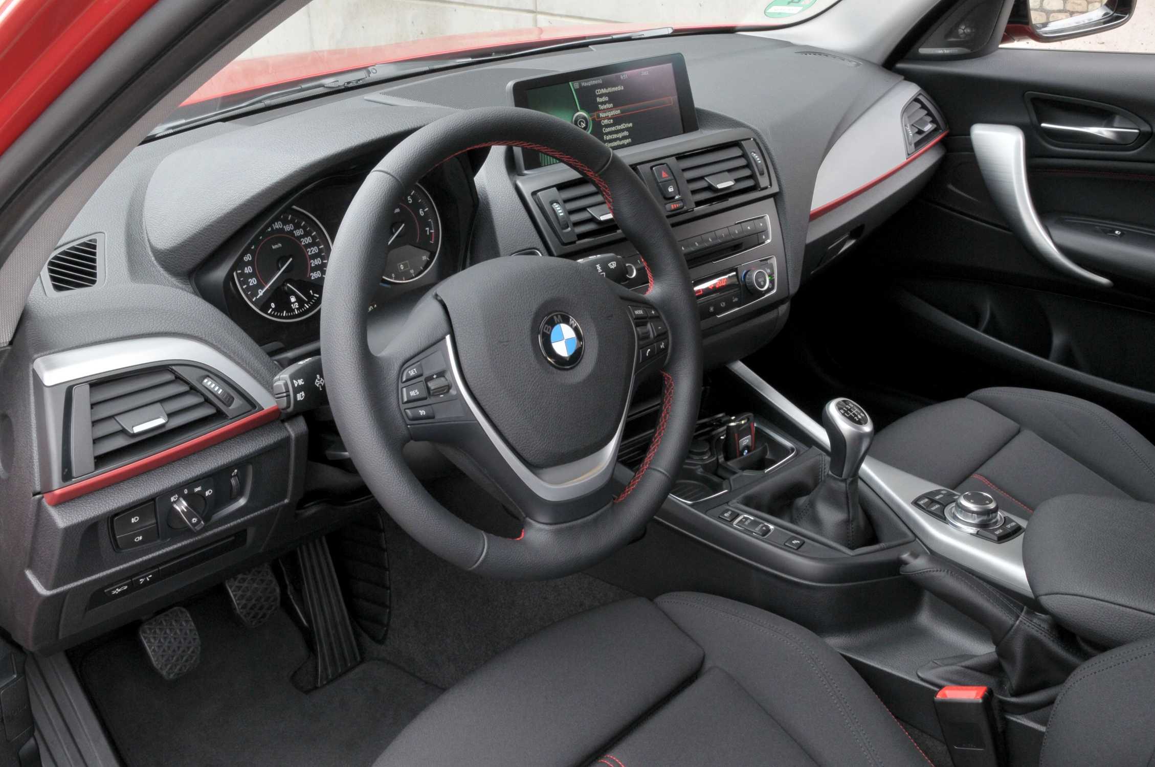 Комплектация спорт. BMW f20 Sport line салон. BMW 118 f20 салон. BMW 1 f20 салон. Торпеда BMW 116.