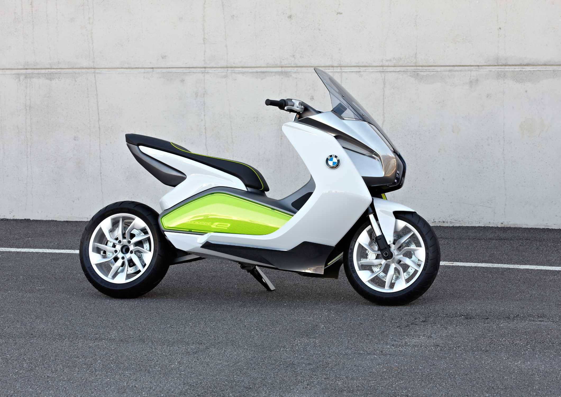 Самый лучший скутер. Электроскутер БМВ 2021. Максискутер БМВ электро. Mini Scooter e Concept w388. Электроскутер Honda 2023.