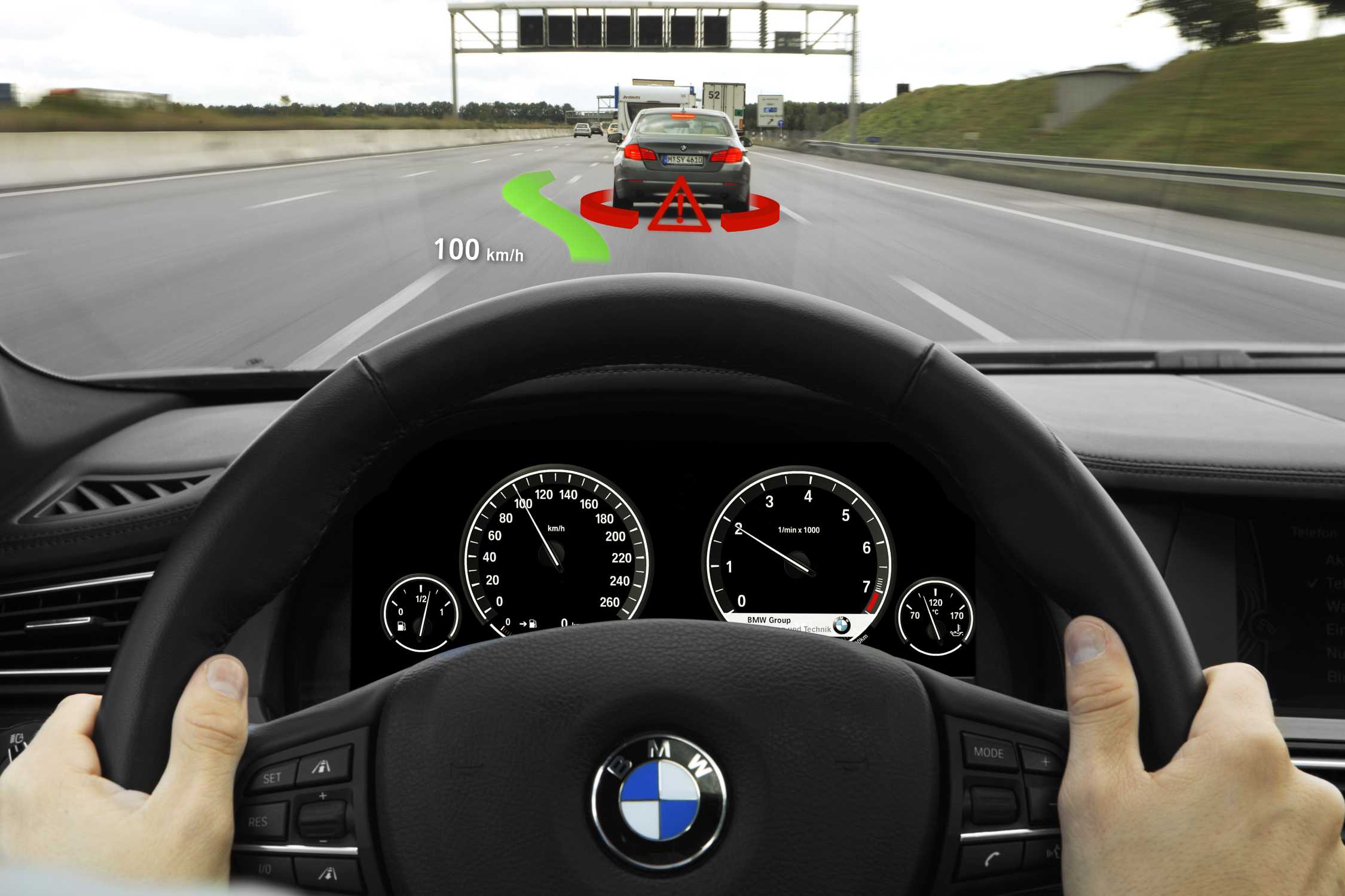 Скорость на стекле автомобиля. BMW x5 head up display. BMW x6 проекция на лобовое стекло. HUD head up display BMW. BMW x3 проекция на лобовое.