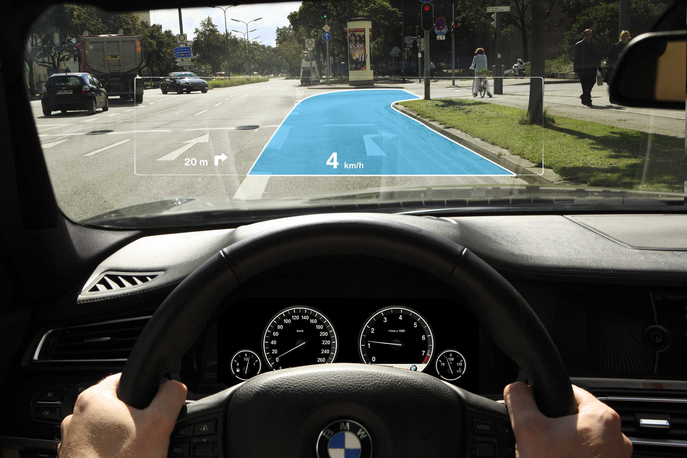 Скорость на стекле автомобиля. BMW e90 проекция на лобовое стекло. Проекционный дисплей head-up Volkswagen. Проекционный экран для автомобиля. Проекционный дисплей для автомобиля.