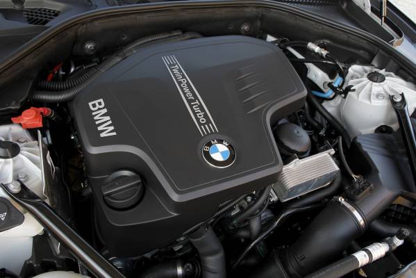 https://mediapool.bmwgroup.com/cache/P9/201110/P90084901/P90084901-the-new-bmw-528i-10-2011-599px.jpg