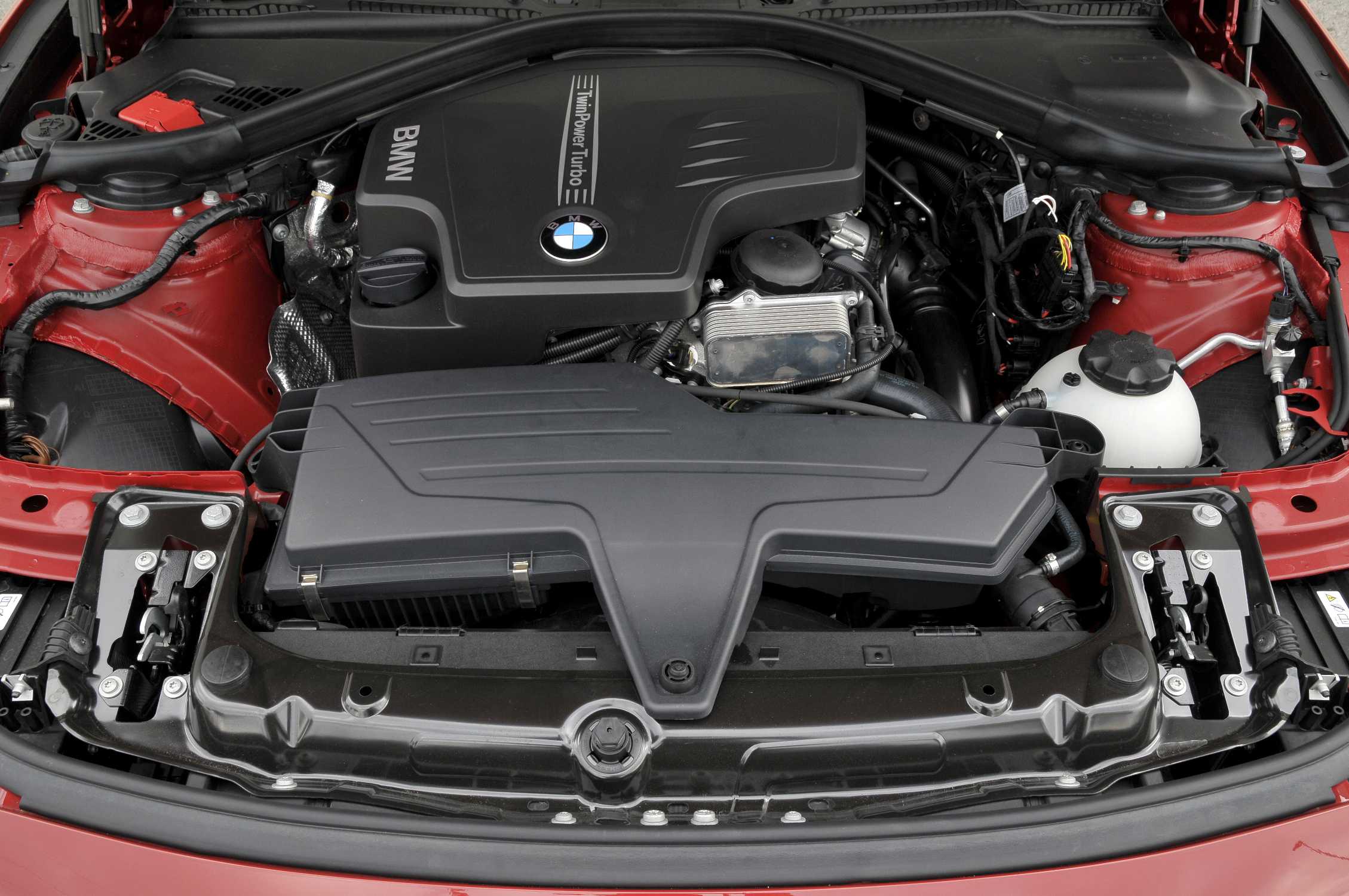 Бмв ф30 двигатели. BMW f30 мотор. BMW f30 моторный отсек. F30 n20b20. BMW f30 320i двигатель.