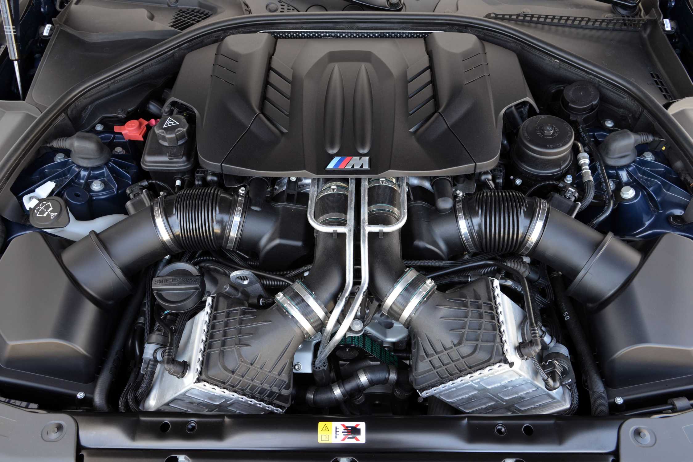 Bmw x6 двигатели. BMW m5 v10 Twin Turbo. BMW s63 m TWINPOWER Turbo. BMW m5 f90 engine. BMW m5, 2006 мотор.