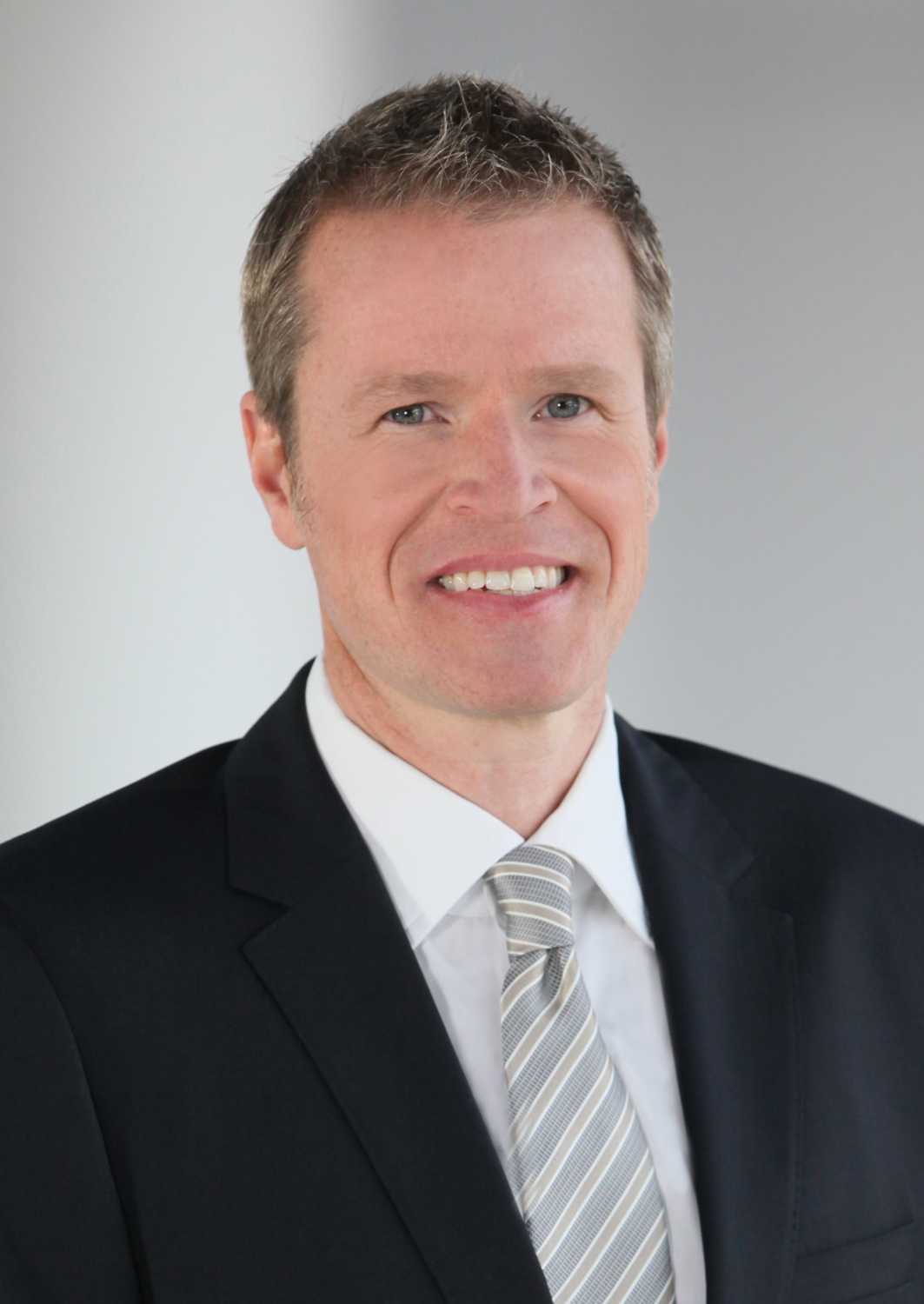 ... IT und Sprecher für Vorstandsmitglied Dr. Klaus Draeger (M) (06/2012)