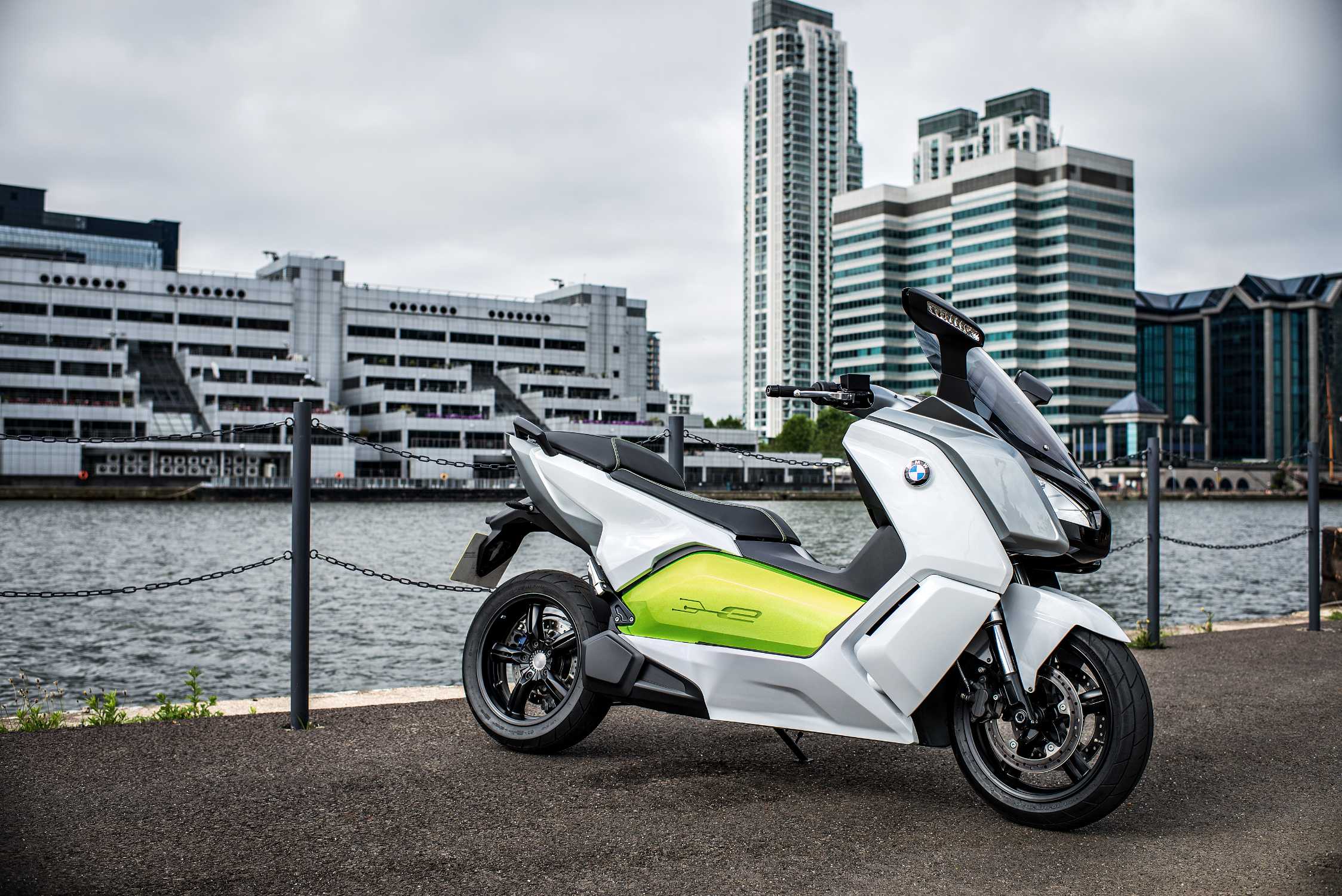 Скутер 18. Скутер BMW C Evolution. БМВ макси скутер электро. BMW Evolution Scooter. Максискутер БМВ электро.