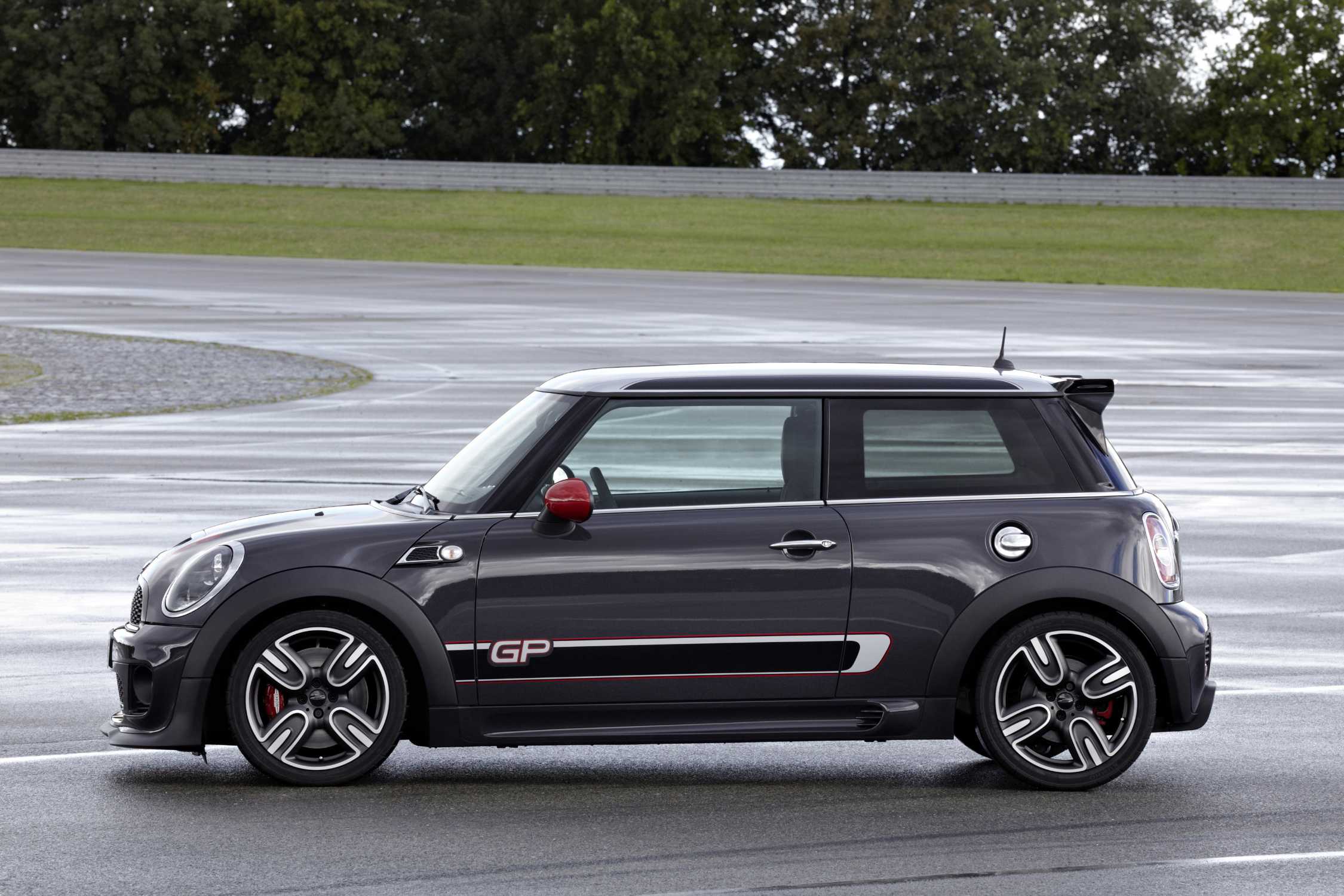 Мини быстро. Мини Купер Джон Купер Воркс 2021. Mini Hatch John Cooper works GP. Мини Купер Джон Воркс 2021 серый. Mini John Cooper works 2013 GP багажник.