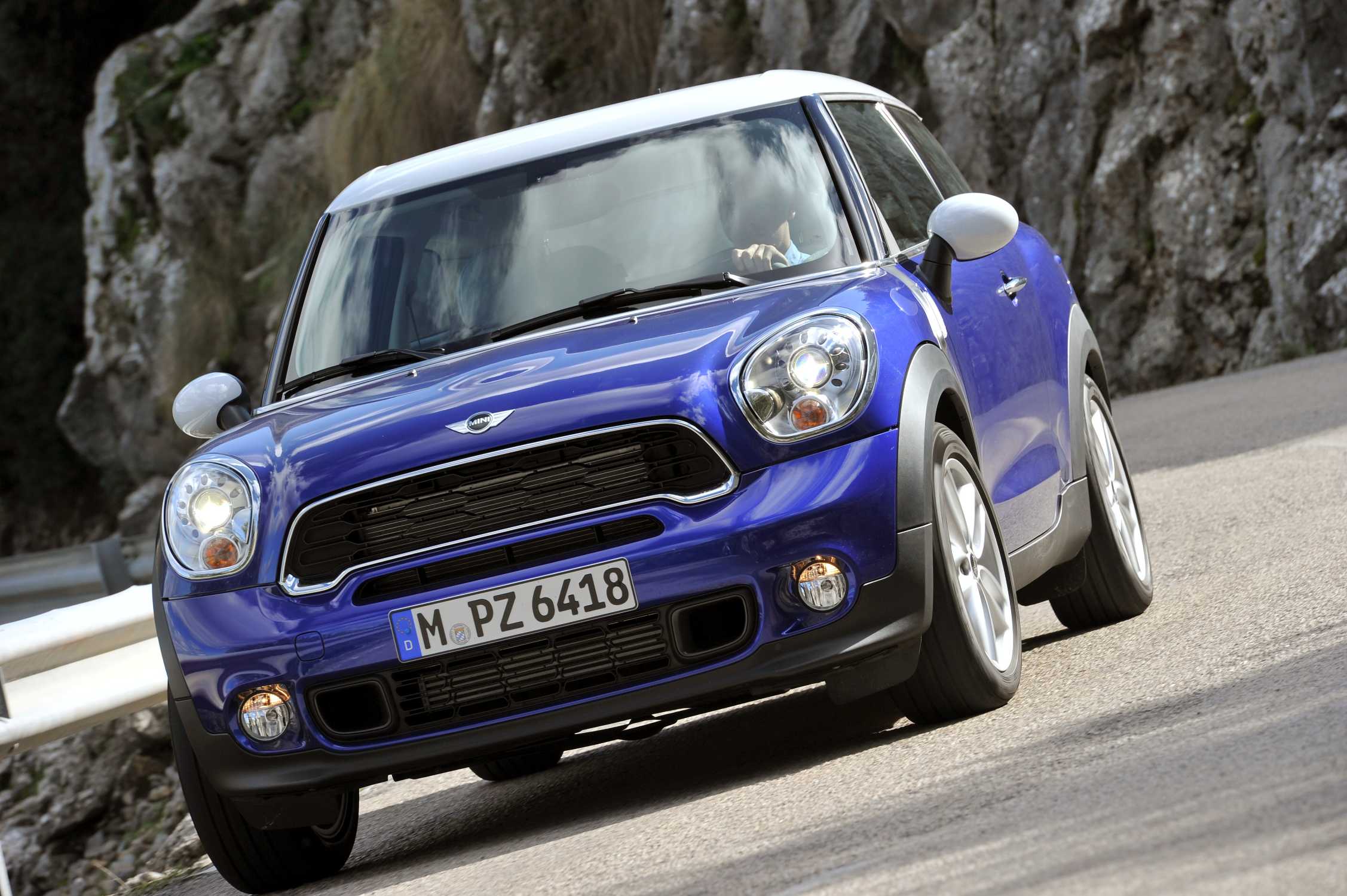 Характер мини. Mini Cooper s Paceman. Mini Cooper s 2012. Mini Cooper Paceman оранжевый. Mini Paceman 2012 года.