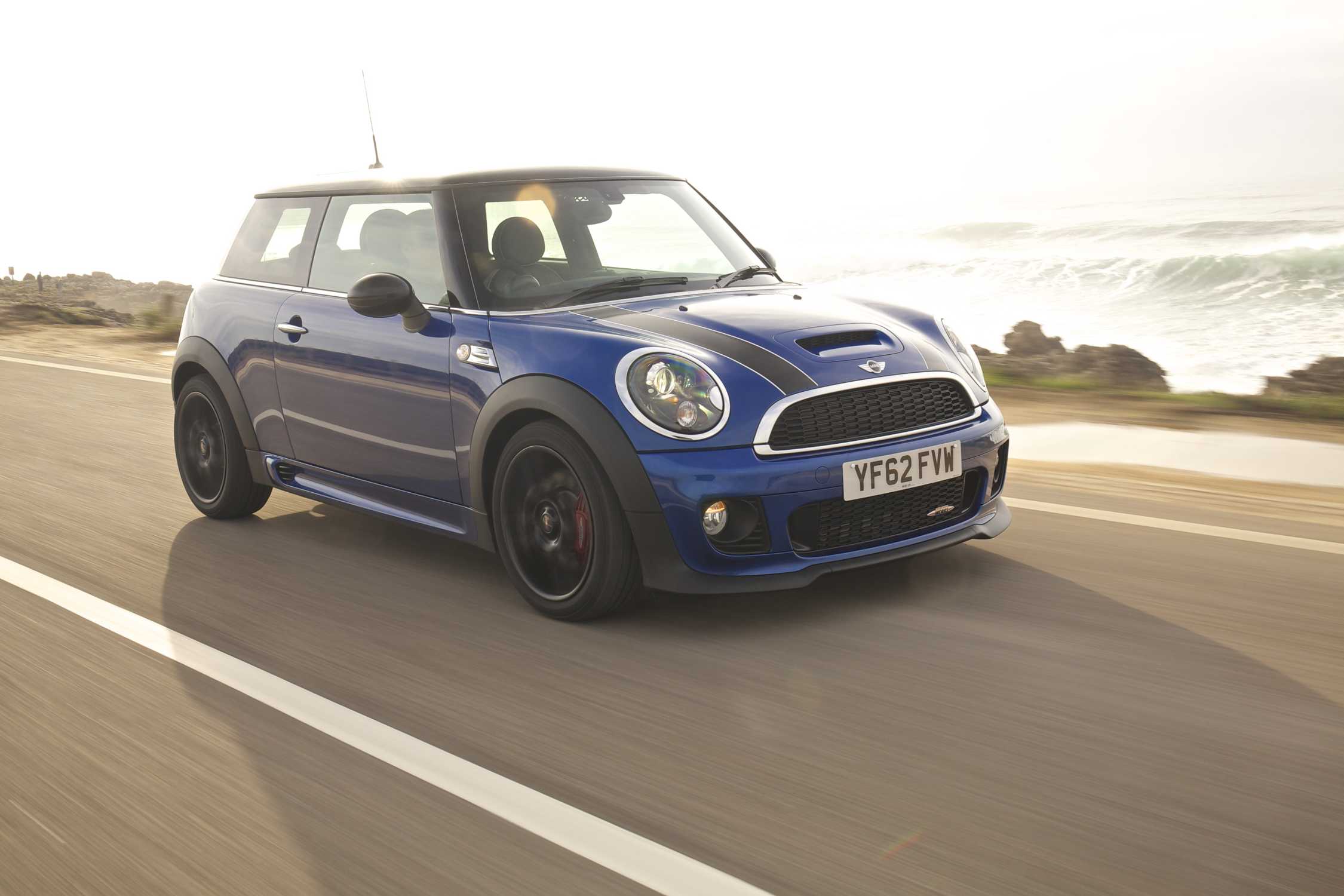 2010 мини. Мини Купер r56. Mini Cooper JCW 2010. Мини Джон Купер Воркс r56. Mini Cooper JCW r56.