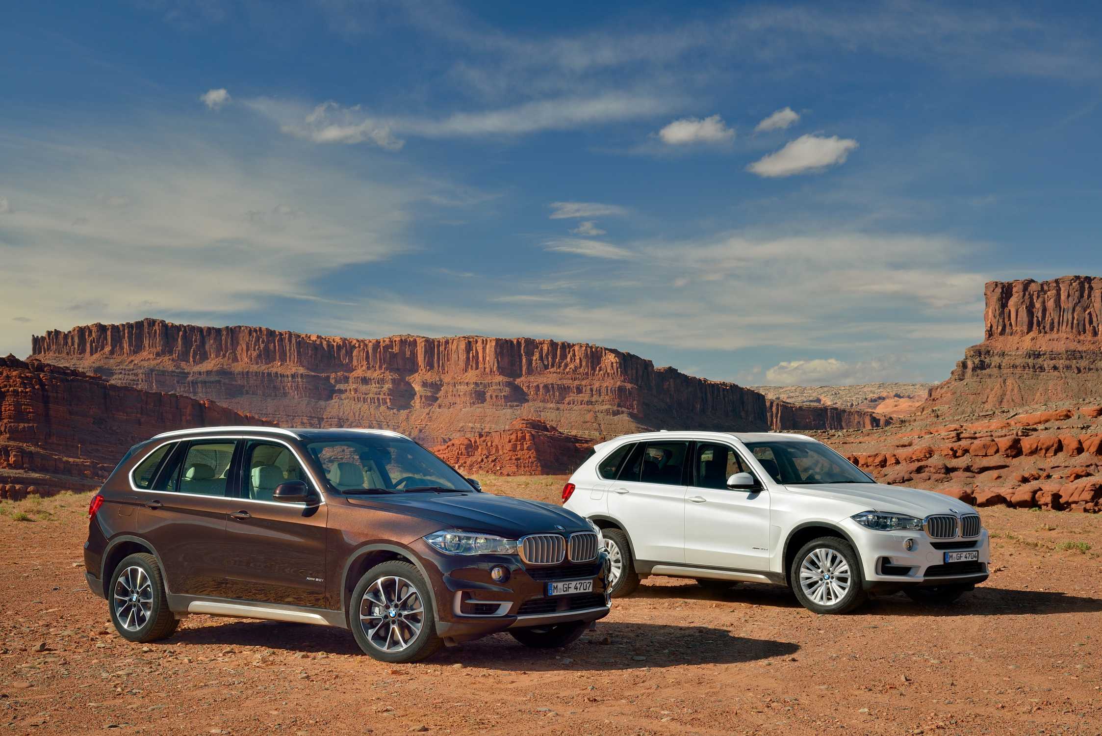 The new BMW X5 xDrive50i in Sparkling Brown and the new BMW X5 xDrive30d in Mineralwhite 
(05/2013)