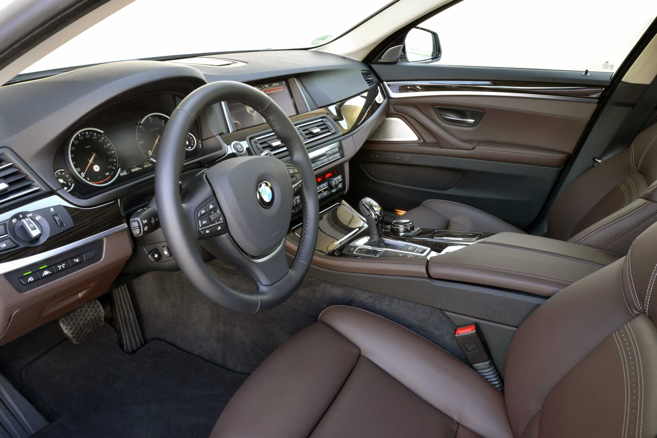 000 салон. BMW f10 530d салон. BMW 530 f10. BMW 5 f10 салон. BMW f10 528i XDRIVE.