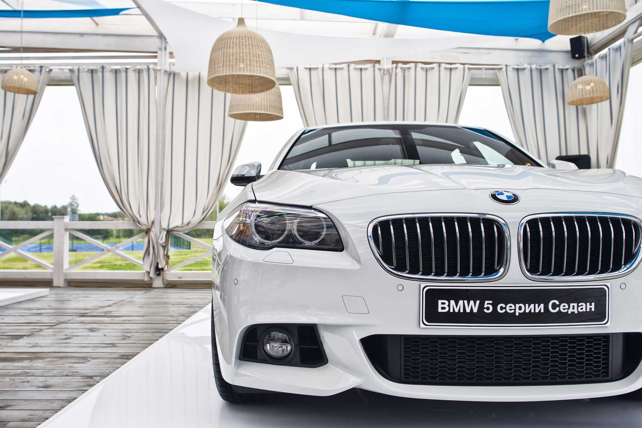 Собрать bmw. БМВ Модельный ряд 530. БМВ ф10 Рестайлинг отличия. BMW 5 44. BMW f10 LCI Top view Roof.