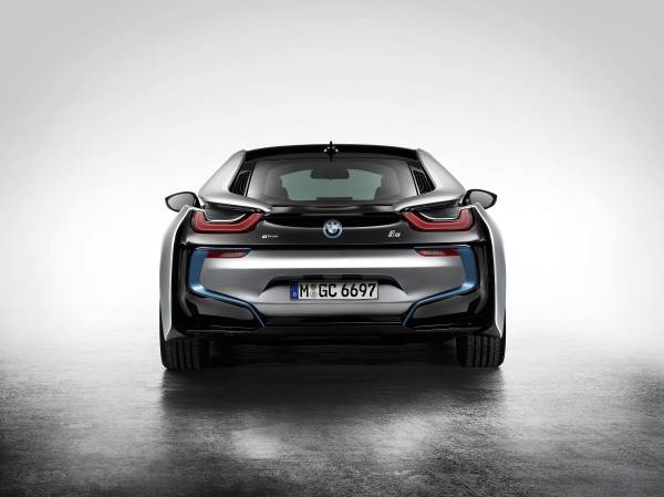 BMW i8の標準装備内容をより充実