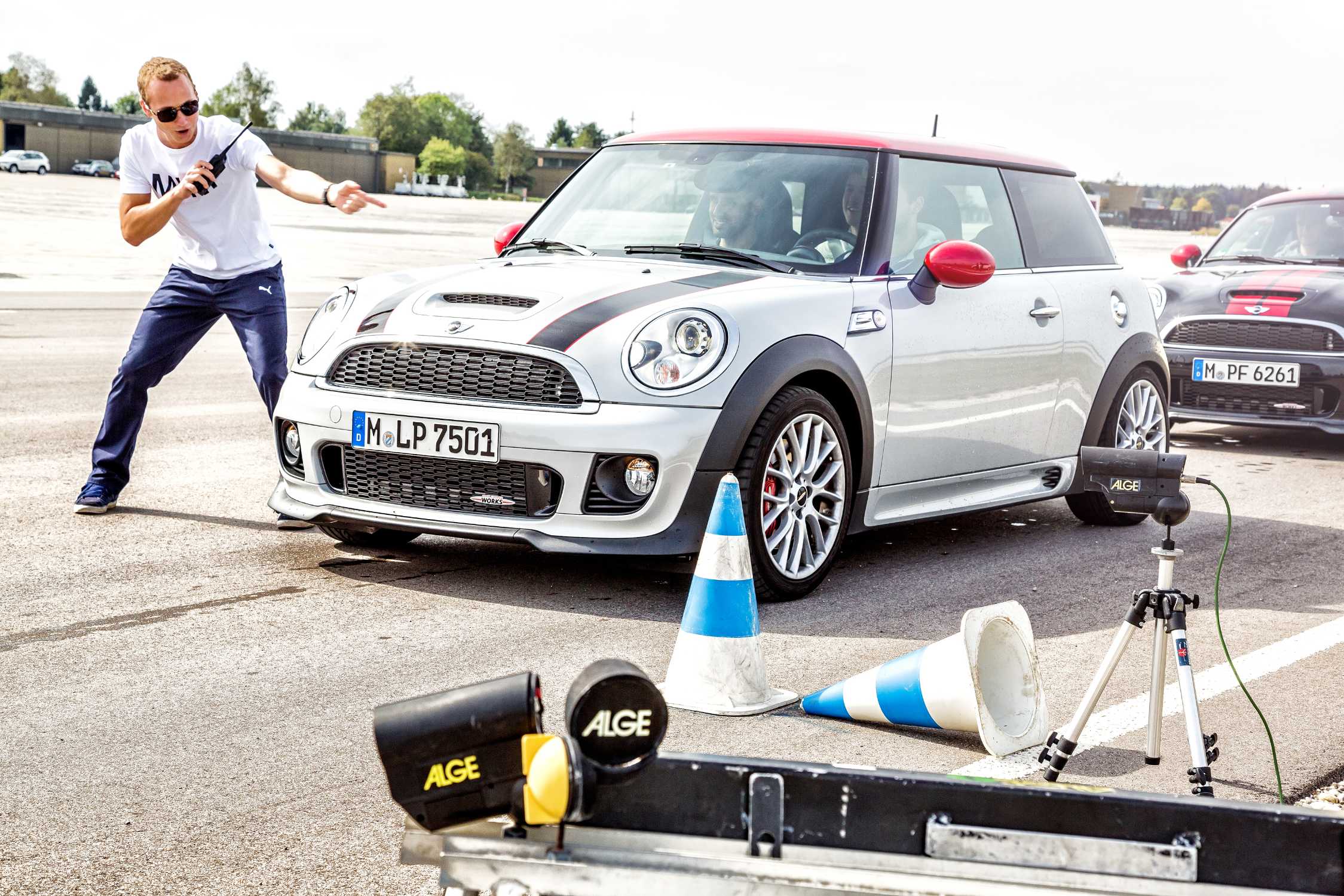 Driven mini. Mini Driving experience. Бив курсы вождения Сибирь. Mini Drivers. Как правильно водить мини Купер.