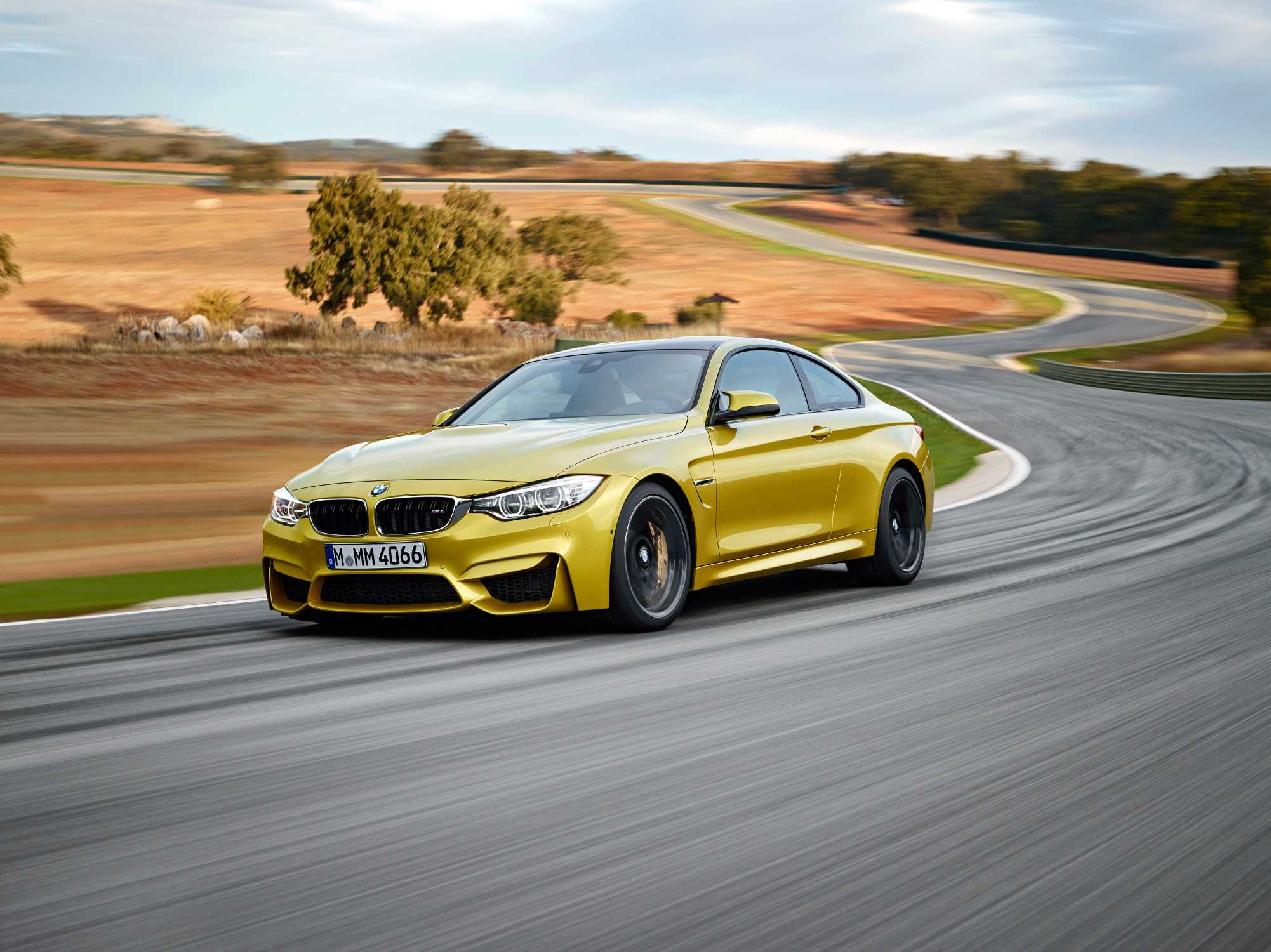 The all-new BMW M4 Coupé, Austin Yellow Metallic. 19“ M Light Alloy Wheels Double-Spoke Style 437 M, Jet Black, Forged and Polished, M Carbon Ceramic Brake. © BMW AG 12/2013