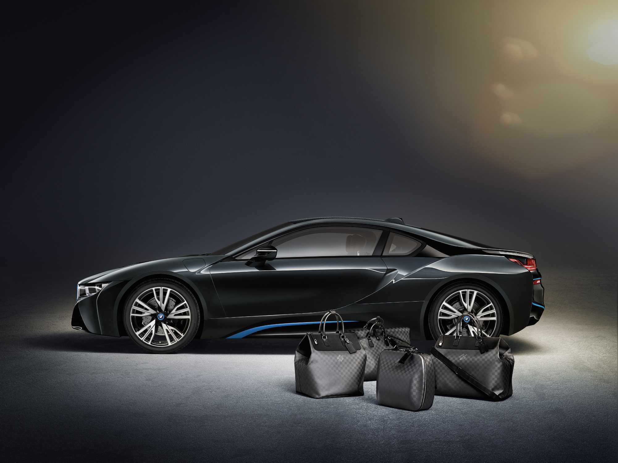 The tailor-made Louis Vuitton luggage set for the BMW i8 made from carbon  fibre: Big “Weekender GM i8“. (08/2014)