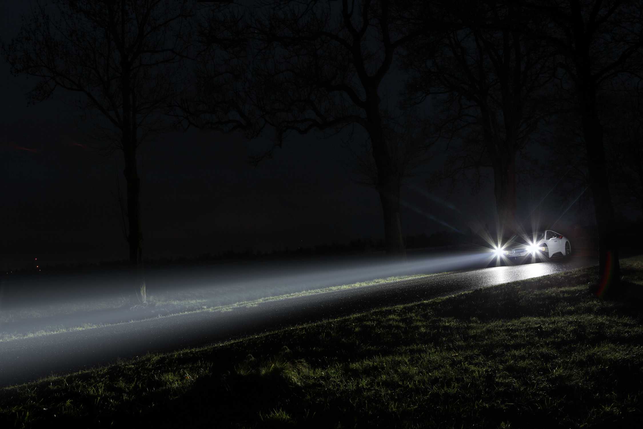 Автомобиль ночью на дороге. Свет фар. Свет фар ночью. Машина ночью на дороге. Свет от фар.