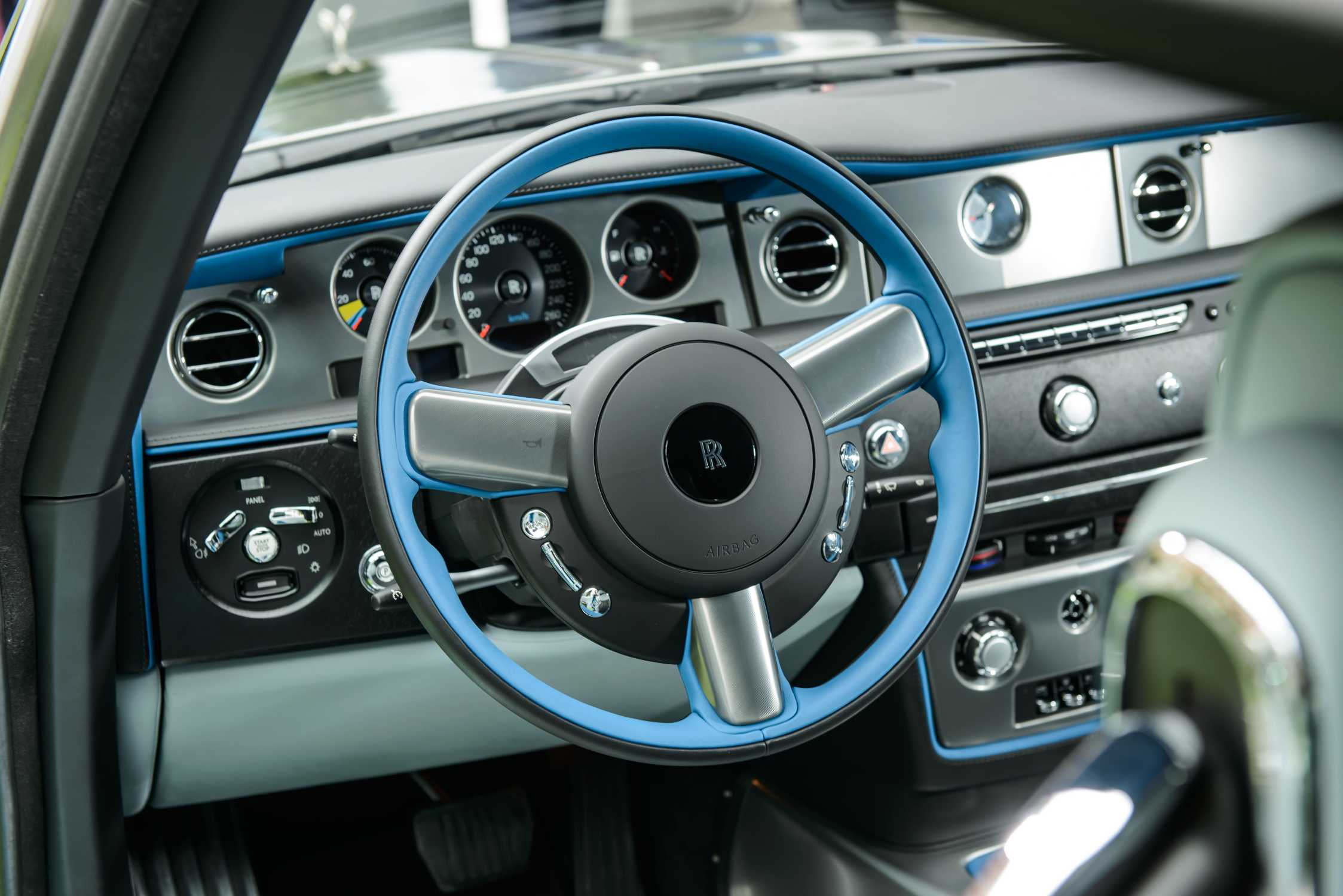 ROLLS-ROYCE PHANTOM DROPHEAD COUPÉ WATERSPEED COLLECTION


