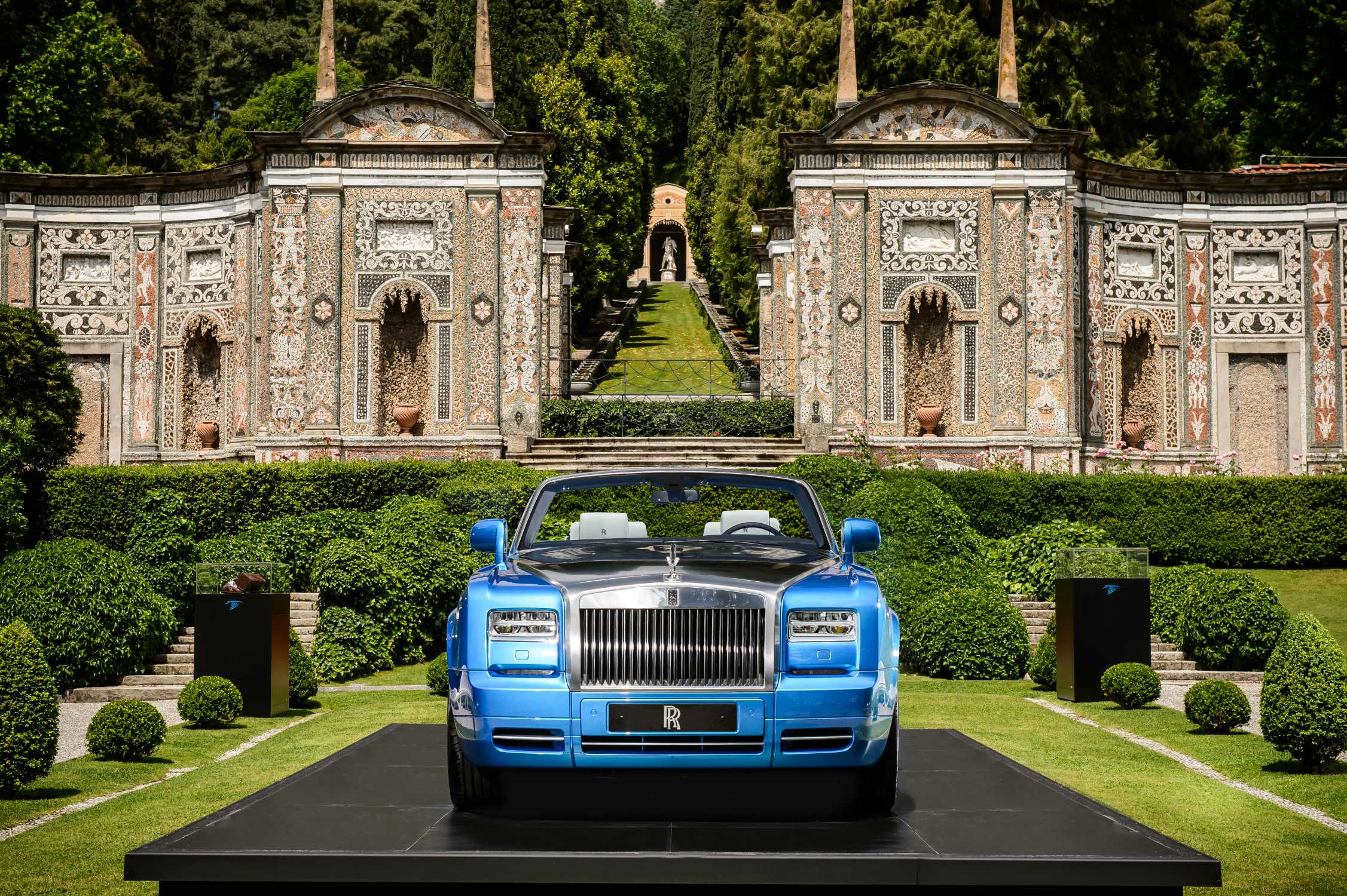 ROLLS-ROYCE PHANTOM DROPHEAD COUPÉ WATERSPEED COLLECTION ARRIVES AT SPIRITUAL HOME IN THE ITALIAN LAKES