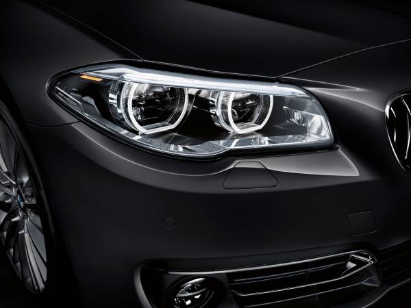 BMW 5シリーズ セダンの特別仕様車「INNOVATOR」を発売