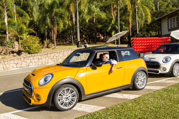 Auto Esporte - Primeiro Mini produzido na Inglaterra completa 55 anos