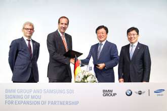 BMW Group and Samsung SDI expand partnership: Signing of a memorandum of understanding for delivery of further battery cells in Seoul/Korea on 14th July 2014.
L-r: Rolf Mafael, German Ambassador of ROK; Dr. Klaus Draeger, Member of the Board of Management of BMW AG, Purchasing and Supplier Network; Sangjin Park, SAMSUNG SDI CEO, and  Sangjick Yoon, The Minister of Trade, Industry and Energy