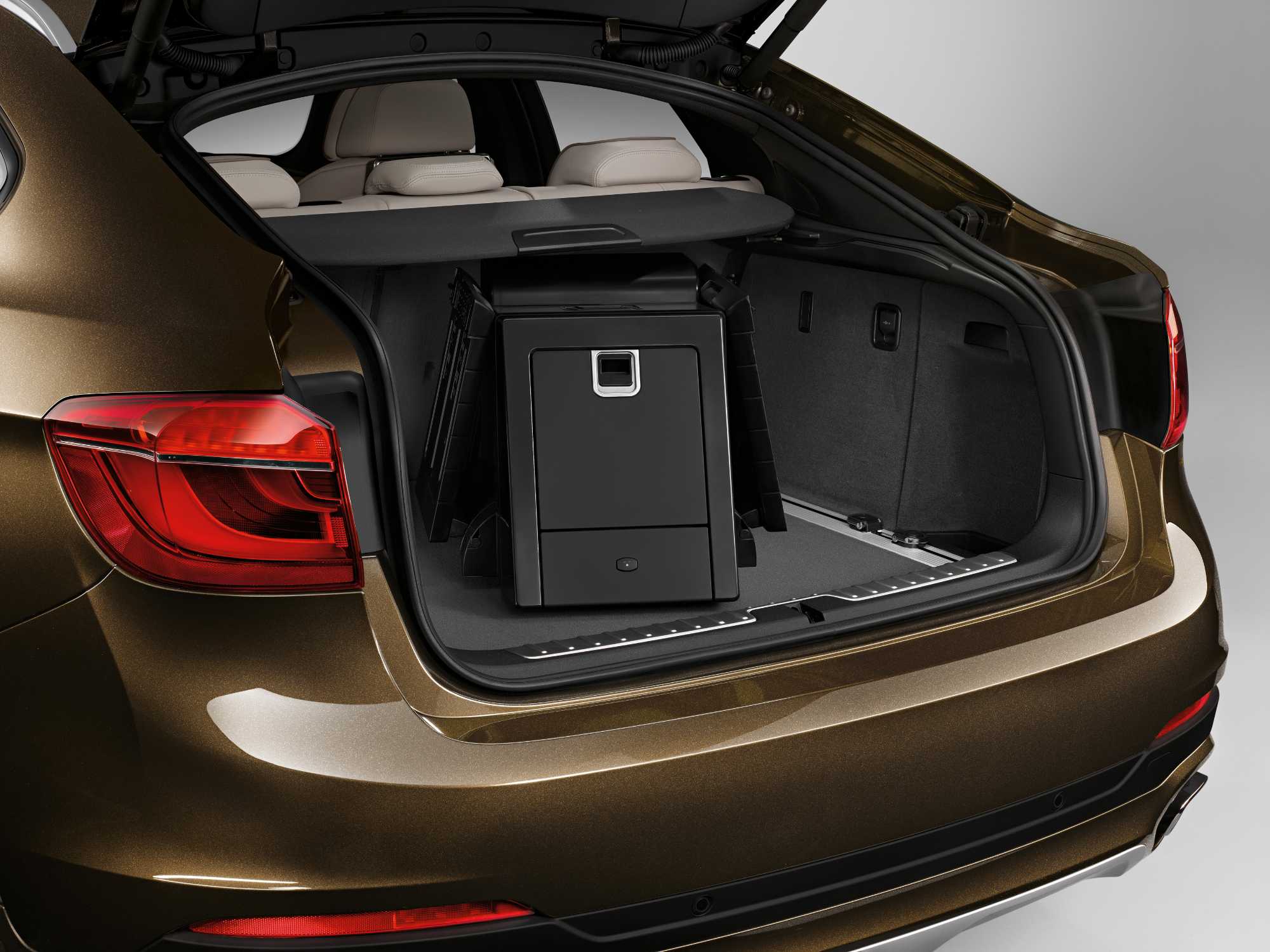 BMW Individual cooling box (06/14).