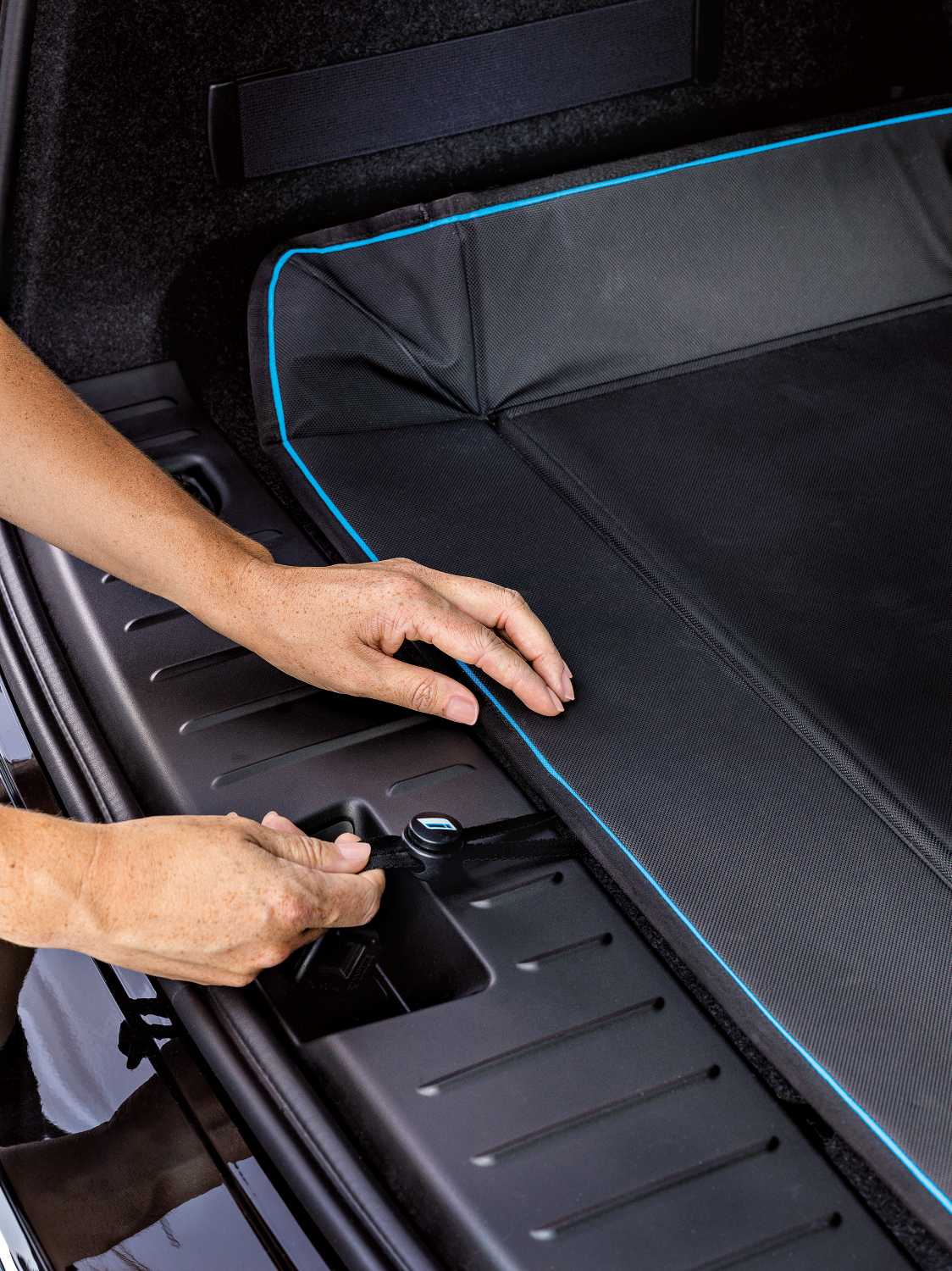 BMW i Accessories. BMW i luggage protector inside the BMW i3 (08/2014)