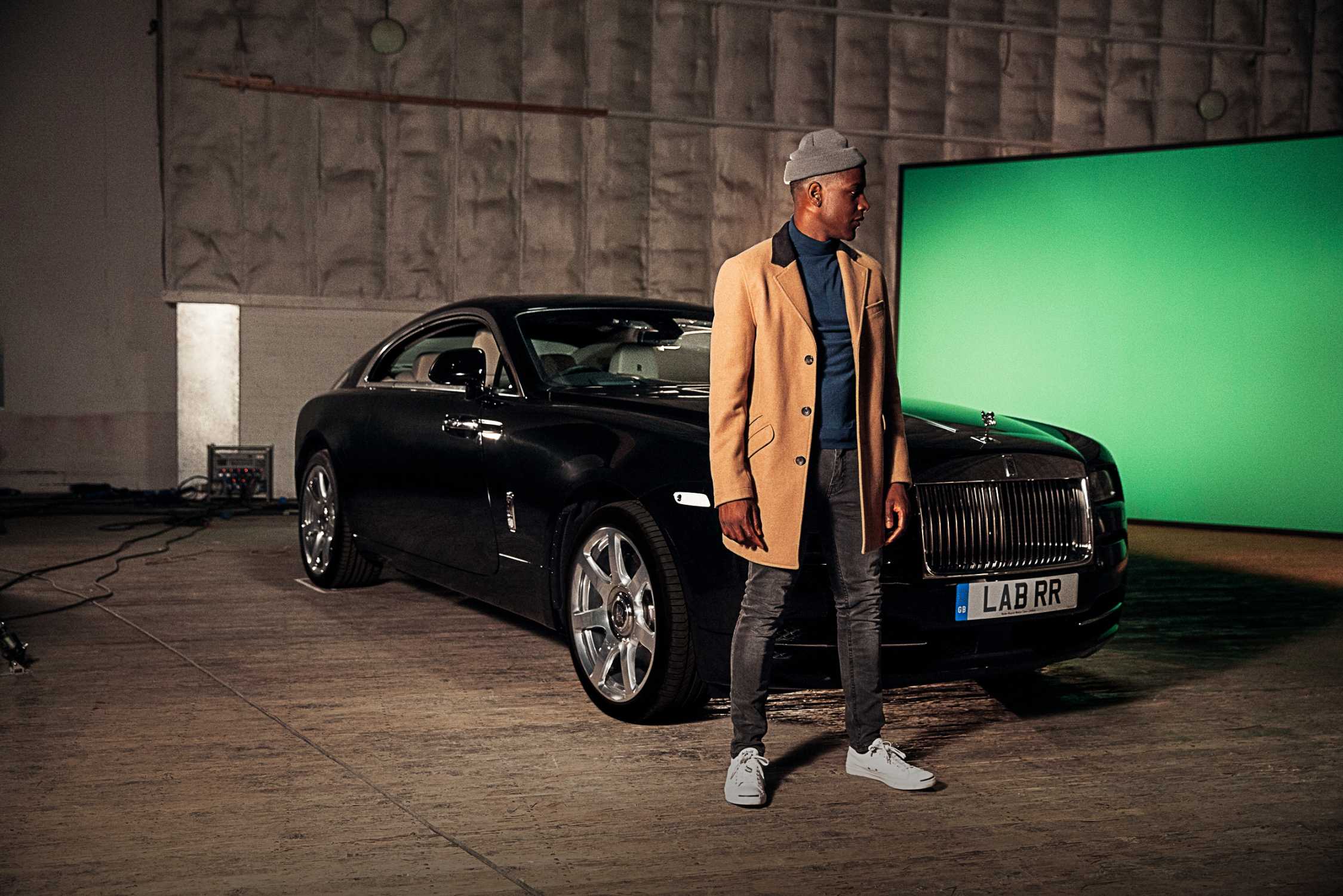 Реклама роллс ройс с девушкой 2024. Рэпер Роллс Ройс. Реклама Rolls Royce. Ролс Ройс репера Khiza. Московский певец на Роллс Ройс