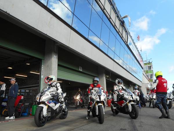  Mujeres en ascenso Exitoso campamento de entrenamiento de carreras de FIM y BMW Motorrad Motorsport en Brno.