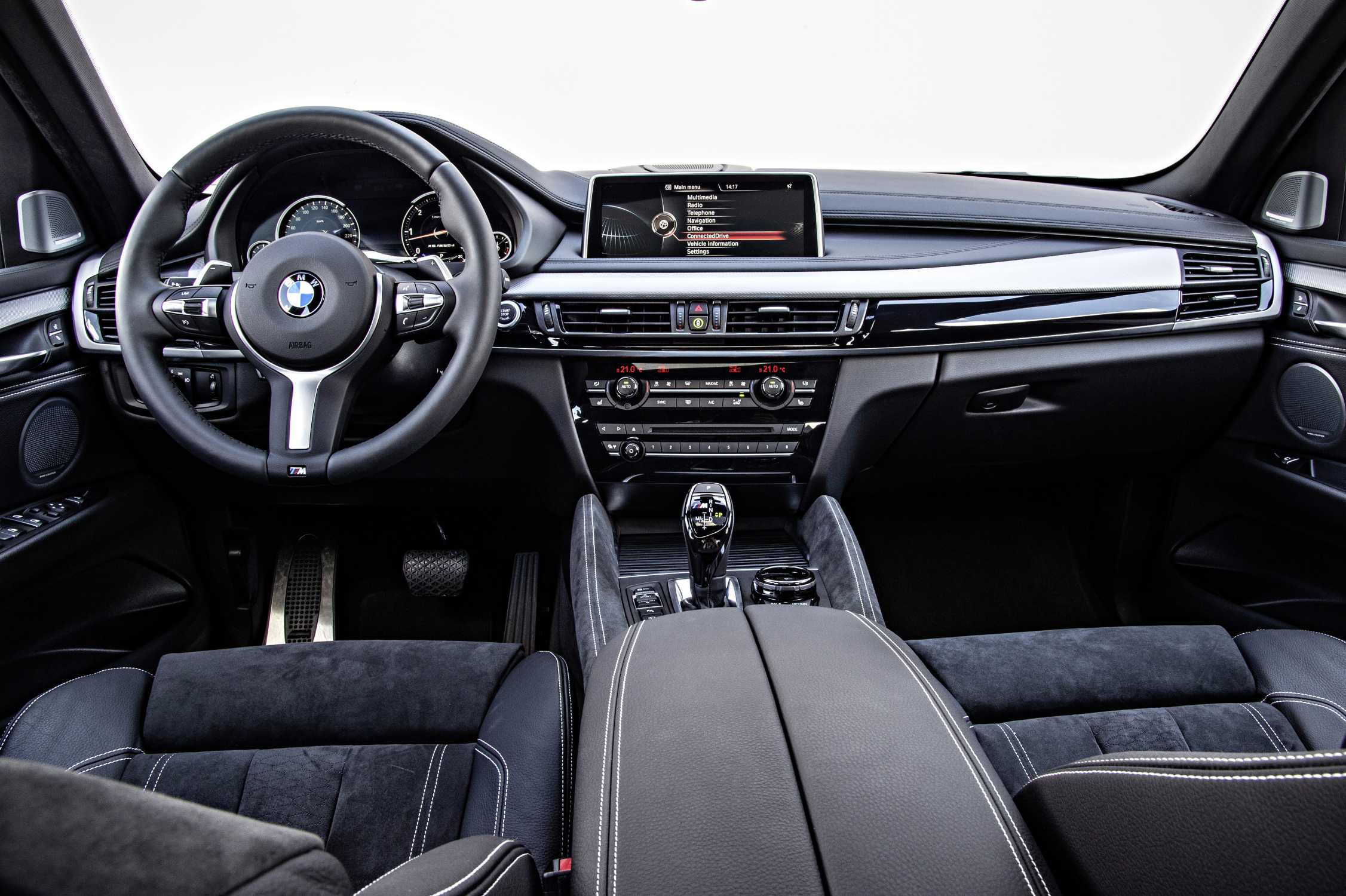 Комплектации x6. BMW x6 2016 салон. BMW x6 m50d 2016. BMW x6 m50d салон. BMW x6 2017 салон.