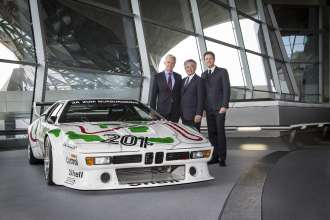 Ulrich Knieps (Director BMW Group Classic), Masakuni Hosobuchi and Helmut Käs (Director BMW Welt) at the delivery of the BMW M1 Procar at BMW Welt. (10/2014)