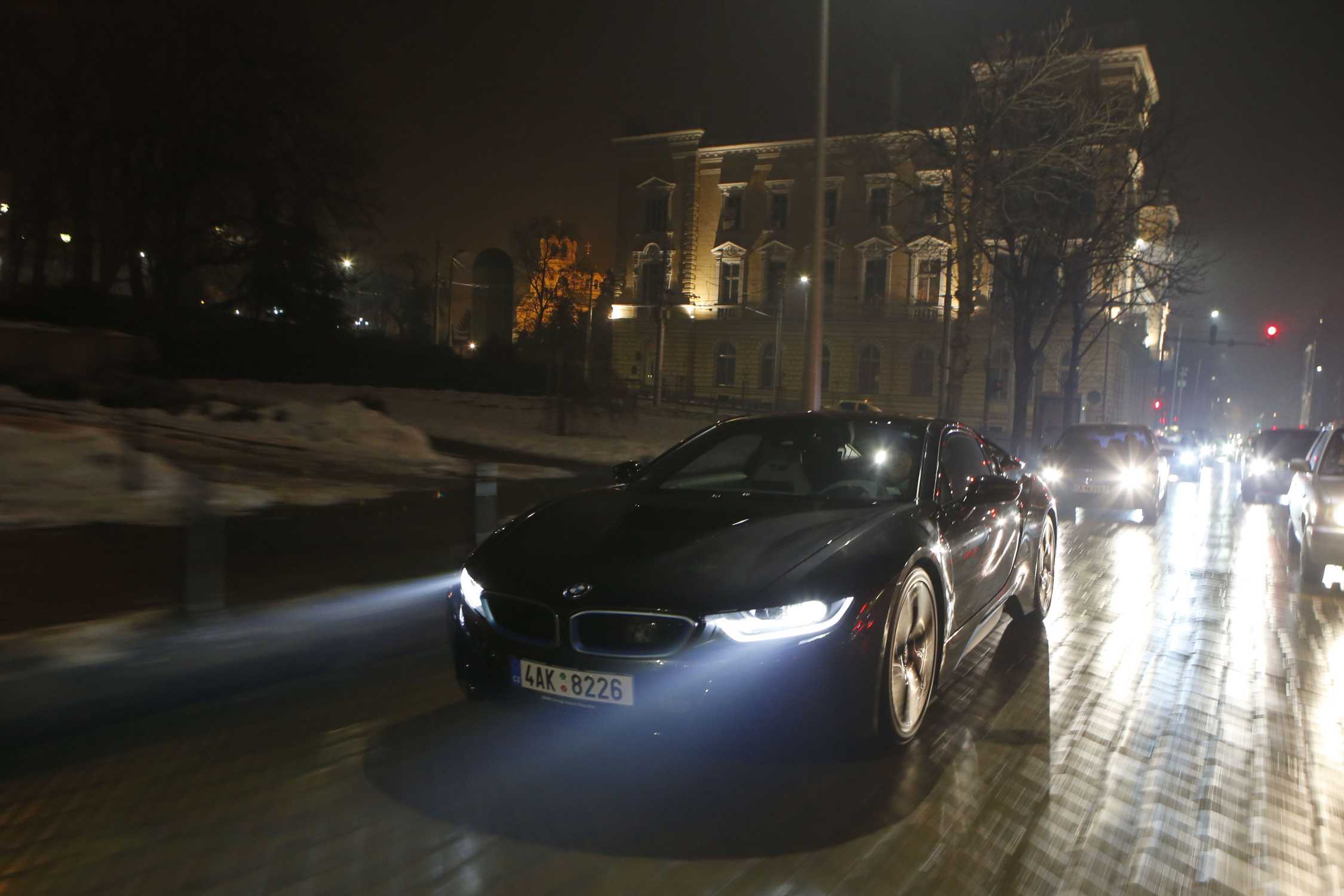 BMW i8 в темноте черная