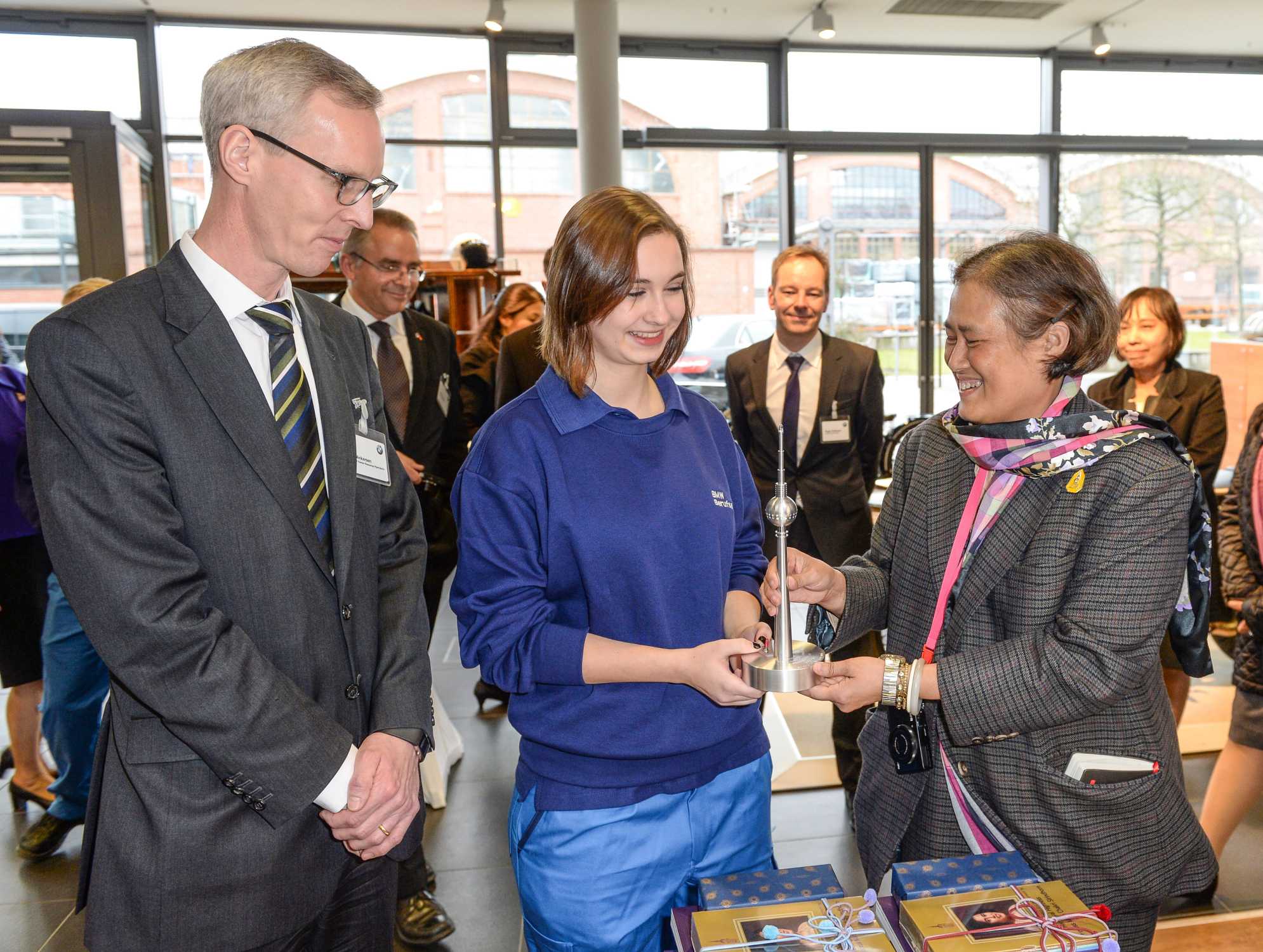 Thailandische Prinzessin Maha Chakri Sirindhorn Besucht Das Bmw Werk Berlin