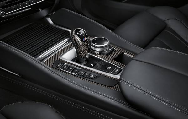 BMW X6 M mit BMW M Performance Zubehör: Blende Gangwahlschalter und  Mittelkonsole aus Carbon. (01/2015)